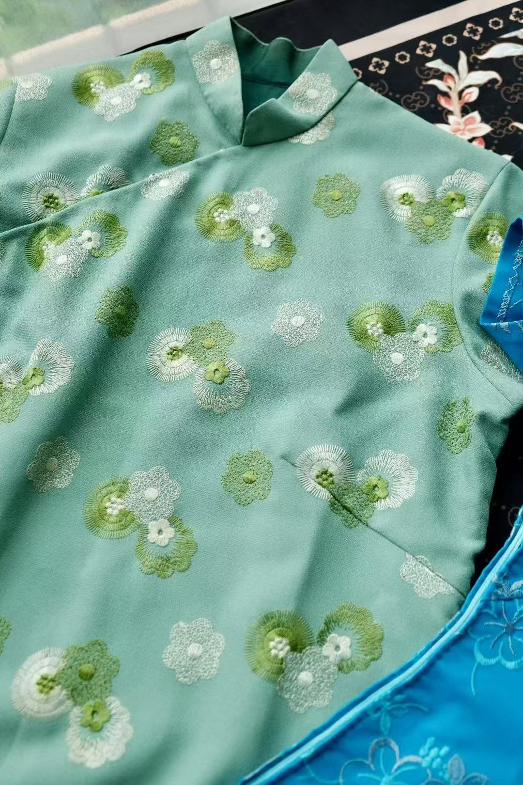 50年代 - 浅绿色刺绣旗袍 & 宝蓝色提花旗袍 / 1950s - Pale Green Embroidered Qipao & Royal Blue Jacquard Qipao