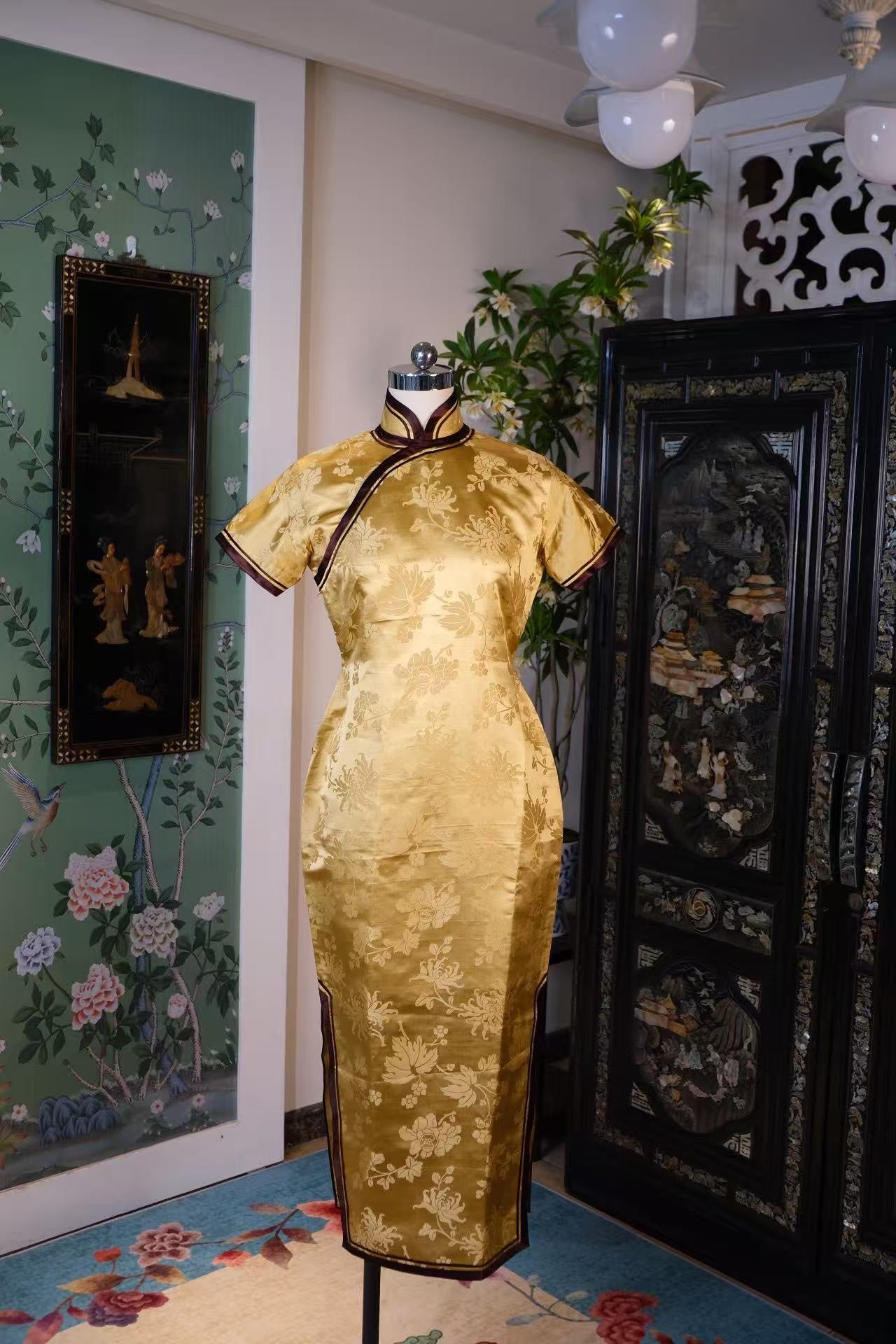 50年代 -【乐怡芳华】民国摹本缎·三角花瓶底 港式宽绲撞色旗袍 | 1950s -【Le-Yi's Golden Bloom】Vintage-Inspired Damask Qipao: Hong Kong-Style Geometric Waist with Broad Contrast Piping