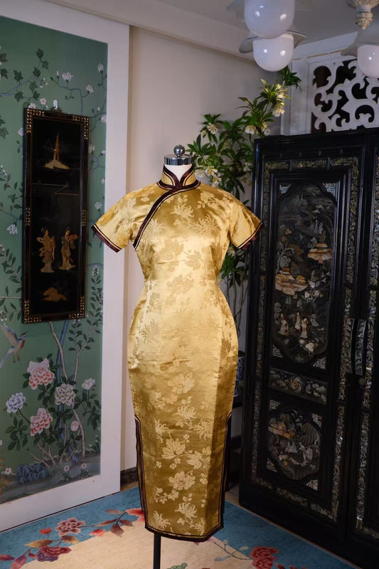 50年代 -【乐怡芳华】民国摹本缎·三角花瓶底 港式宽绲撞色旗袍 | 1950s -【Le-Yi's Golden Bloom】Vintage-Inspired Damask Qipao: Hong Kong-Style Geometric Waist with Broad Contrast Piping