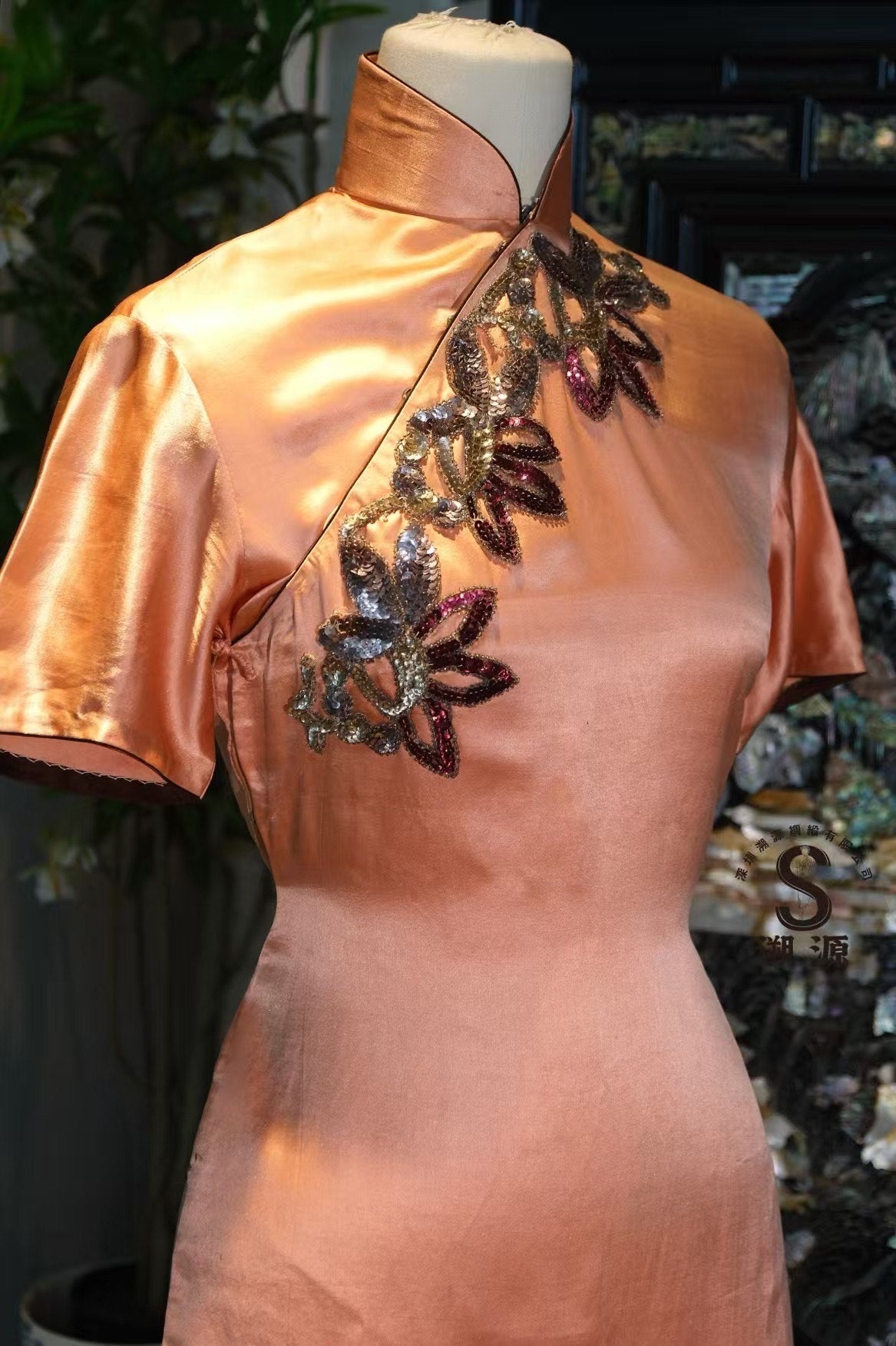 50年代 - 流光溢彩・蝦粉素緞・咖啡香绲・古董手工珠繡旗袍 / 1950s - Glimmering Radiance - Shrimp Pink Plain Satin - Coffee Trim Hand-Sewn Antique Beaded Qipao