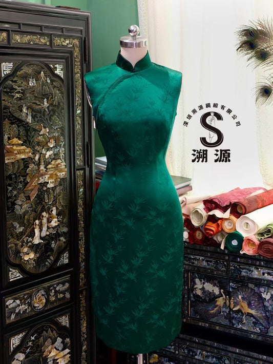 客定结缘 - 翠竹清影：祖母绿暗纹竹叶丝缎无袖旗袍 |  A Luxurious Emerald Green Silk-Satin Sleeveless Qipao/Cheongsam with Tone-on-Tone Bamboo Jacquard