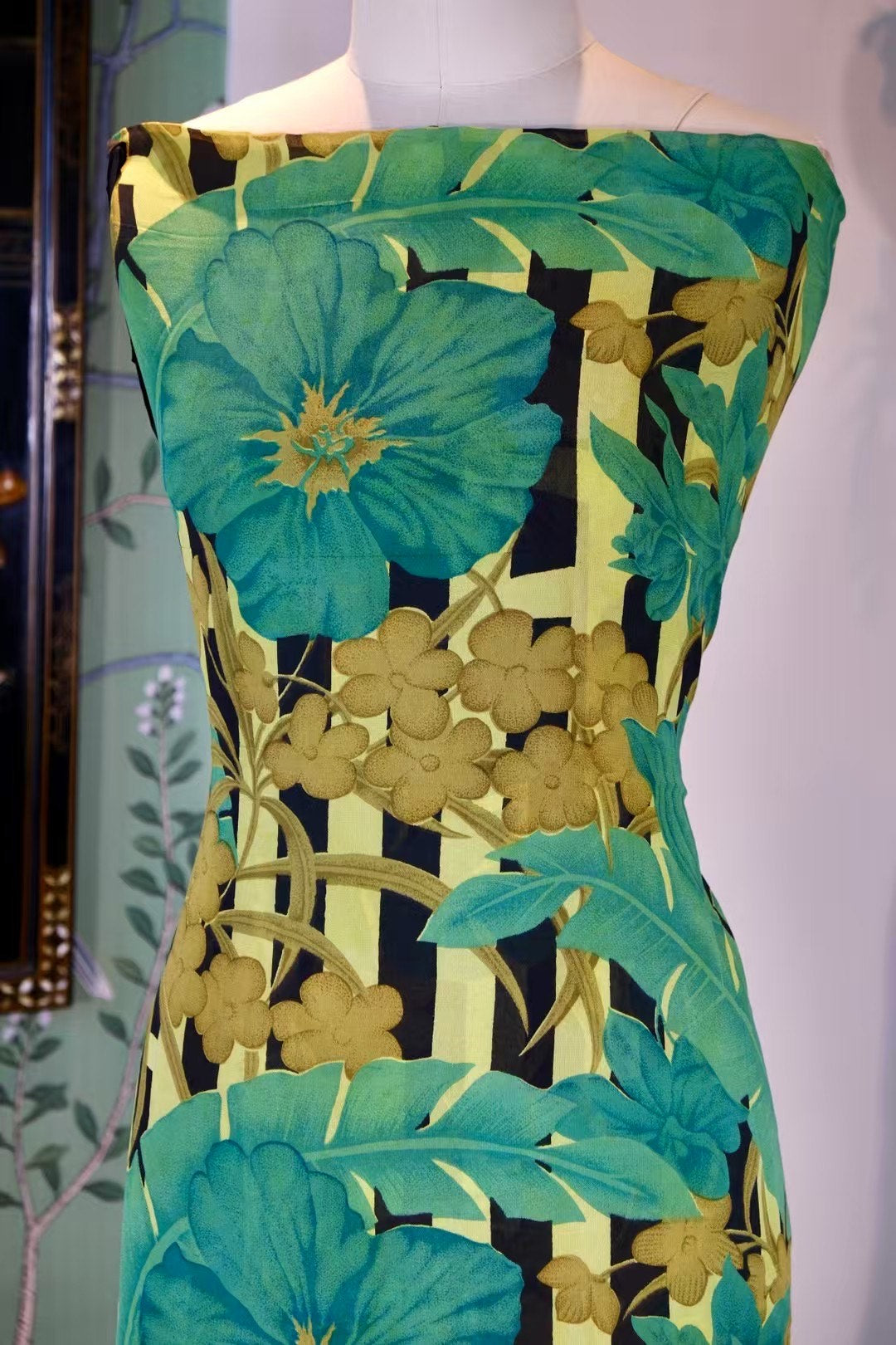 布料名 - 林间幻境：复古黑金条纹与热带碧玺繁花真丝绸缎 | Fabric Name - The Emerald Forest Mirage: Vintage Black & Gold Stripes with Tropical Tourmaline Floral Silk