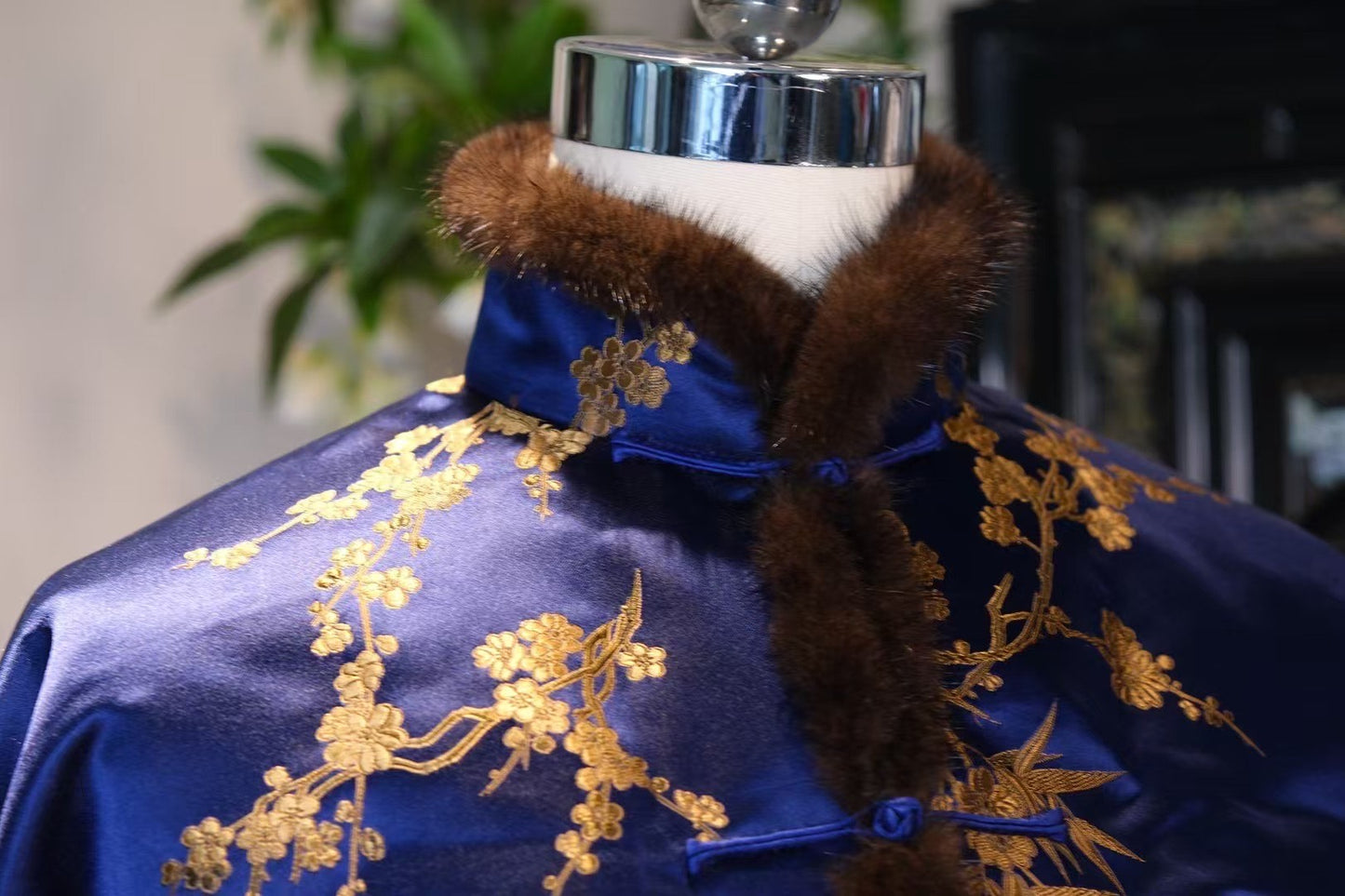 客订结缘 - 【皇家冬狩】夜蓝金绣：貂毛立领真丝短袄——竹梅报春图 | Customized Design - "Royal Winter Hunt" Midnight Blue & Gold Embroidery: Mink-Trimmed Silk Jacket – Bamboo & Plum Blossom Motif