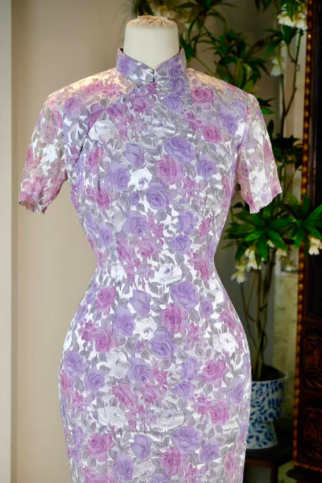 50年代 - 七彩织金玫瑰旗袍：一袭风华里的时代密码 | 1950s - The Rainbow Woven-Gold Rose Cheongsam: A Code of the Era Encapsulated in Elegance