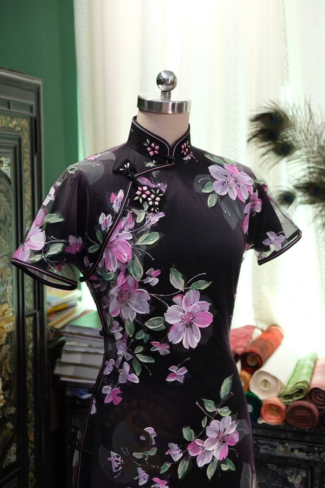 客定结缘 - Ruffo Coli奢华定制系列：暗夜幽兰·黛黑薄纱手绘花卉旗袍 (Qipao) | Customized Design- Ruffo Coli Luxury Custom Collection: The Midnight Orchid — Hand-Painted Floral Sheer Black Cheongsam (Qipao)
