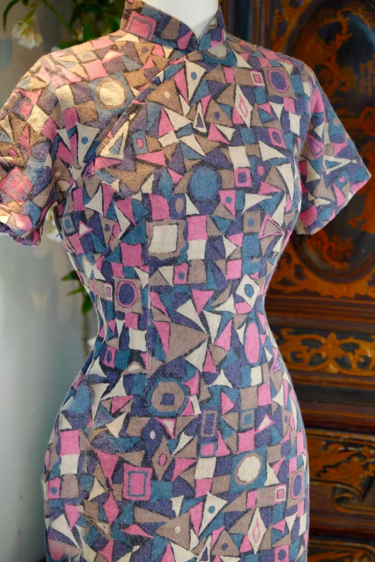 50年代 - 摩登星图·五十年代香港羊毛呢Art Deco几何印花古董旗袍 | 1950s - Modern Star Chart: A 1950s Hong Kong Vintage Cheongsam in Wool Flannel with Art Deco Geometric Print