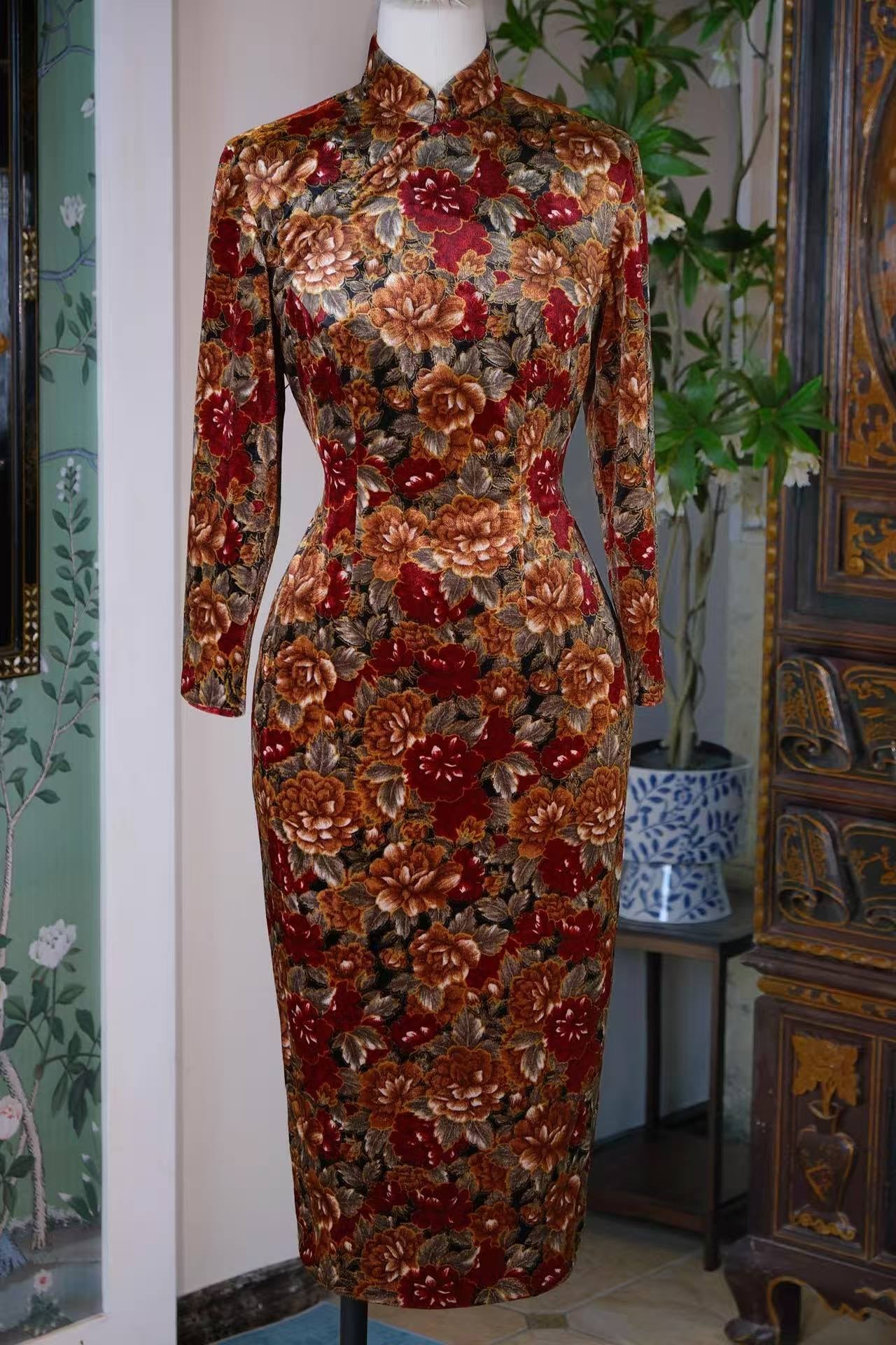 60年代 - 六十年代台湾金丝绒手绘旗袍：金笔勾丹青，花影锁流年 | 1960s - The Gilded Brush and the Velvet Bloom: A 1960s Taiwanese Hand-Painted Gold Velvet Cheongsam