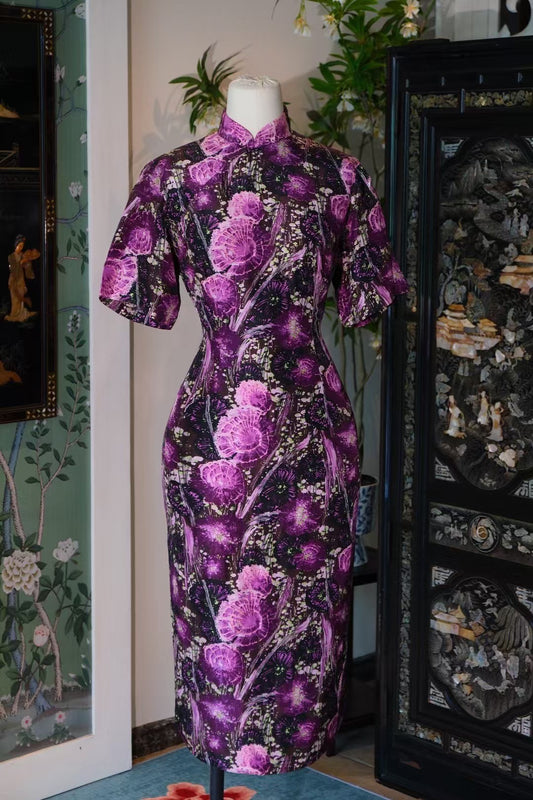 50年代 -  《午夜紫罗兰 》—— 奢华深紫底，绚烂绽放的复古印花旗袍  | 1950s - "Midnight Violet " — The Luxurious Deep Purple-Base, Exuberantly Blooming Vintage Print Cheongsam