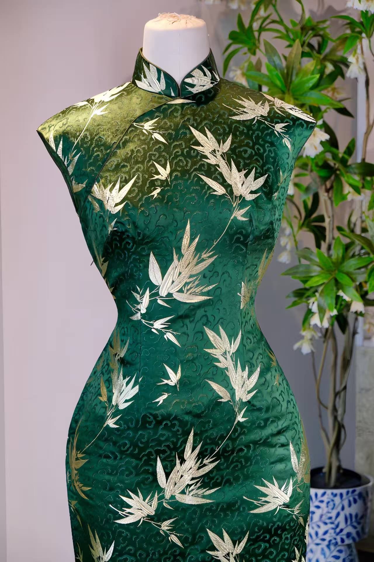 50年代 - 翠云摇金·五十年代香港织锦缎祥云如意金竹古董旗袍 | 1950s - Verdant Clouds and Shimmering Gold: A 1950s Hong Kong Vintage Cheongsam in Brocade Satin with Auspicious Clouds and Golden Bamboo