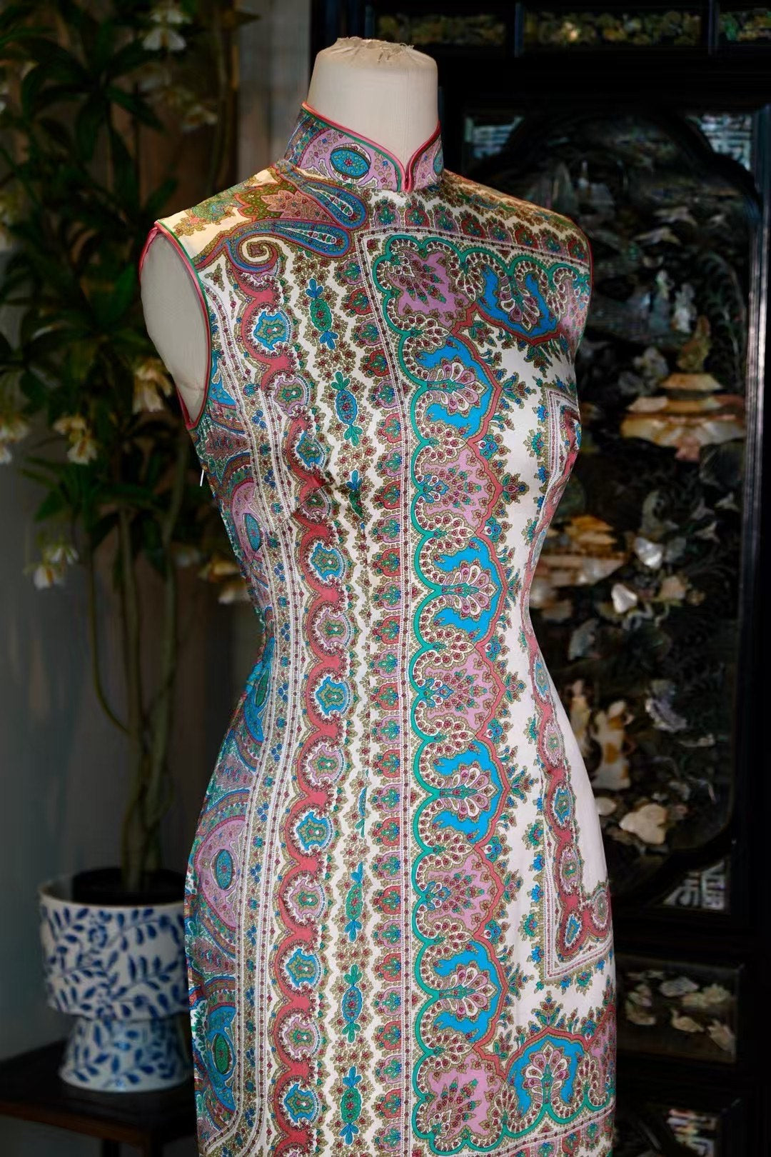 60年代 -《秘境西域 · 佩斯利蝶舞》—— 张乐怡女士旧藏，异域风情的摩登真丝旗袍 | 1960s - "Secret Realm of the West · Paisley Butterfly Dance" — Madam Zhang Leyi's Vintage Paisley Silk Cheongsam