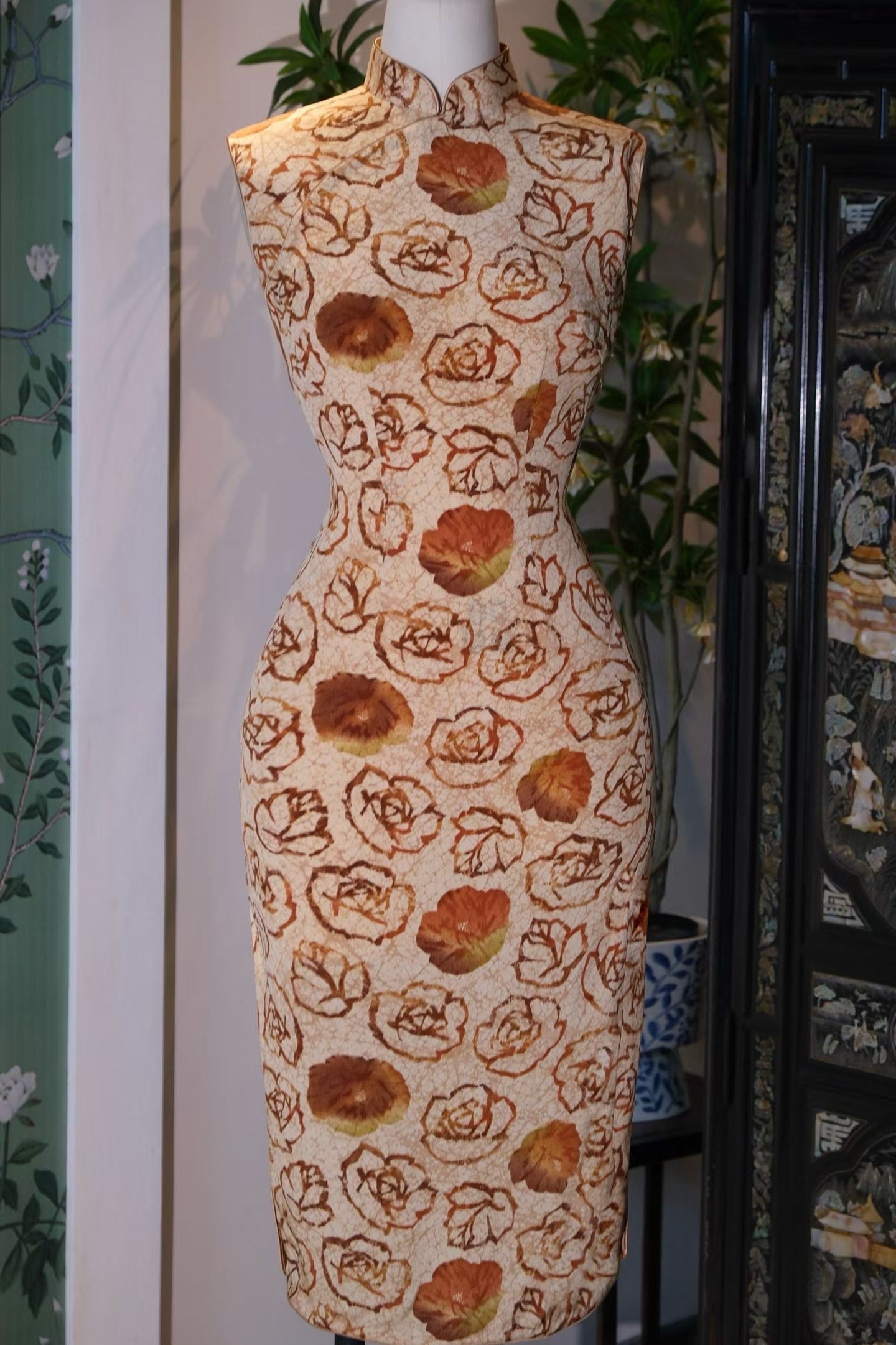 客定结缘- 茶褐色玫瑰印花修身中長款棉麻旗袍 / Sold Out- Midi-Length Fitted Qipao in Sepia Rose Print Cotton-Linen Blend