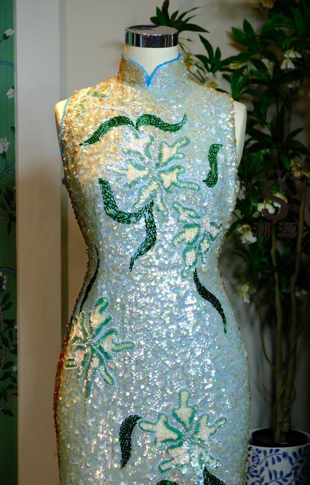 70年代 - 深海人鱼泪：虹光幻彩珠片重工刺绣晚装旗袍 | 1970s - "Mermaid's Tears": Iridescent Sequin and Heavy Beadwork Evening Cheongsam