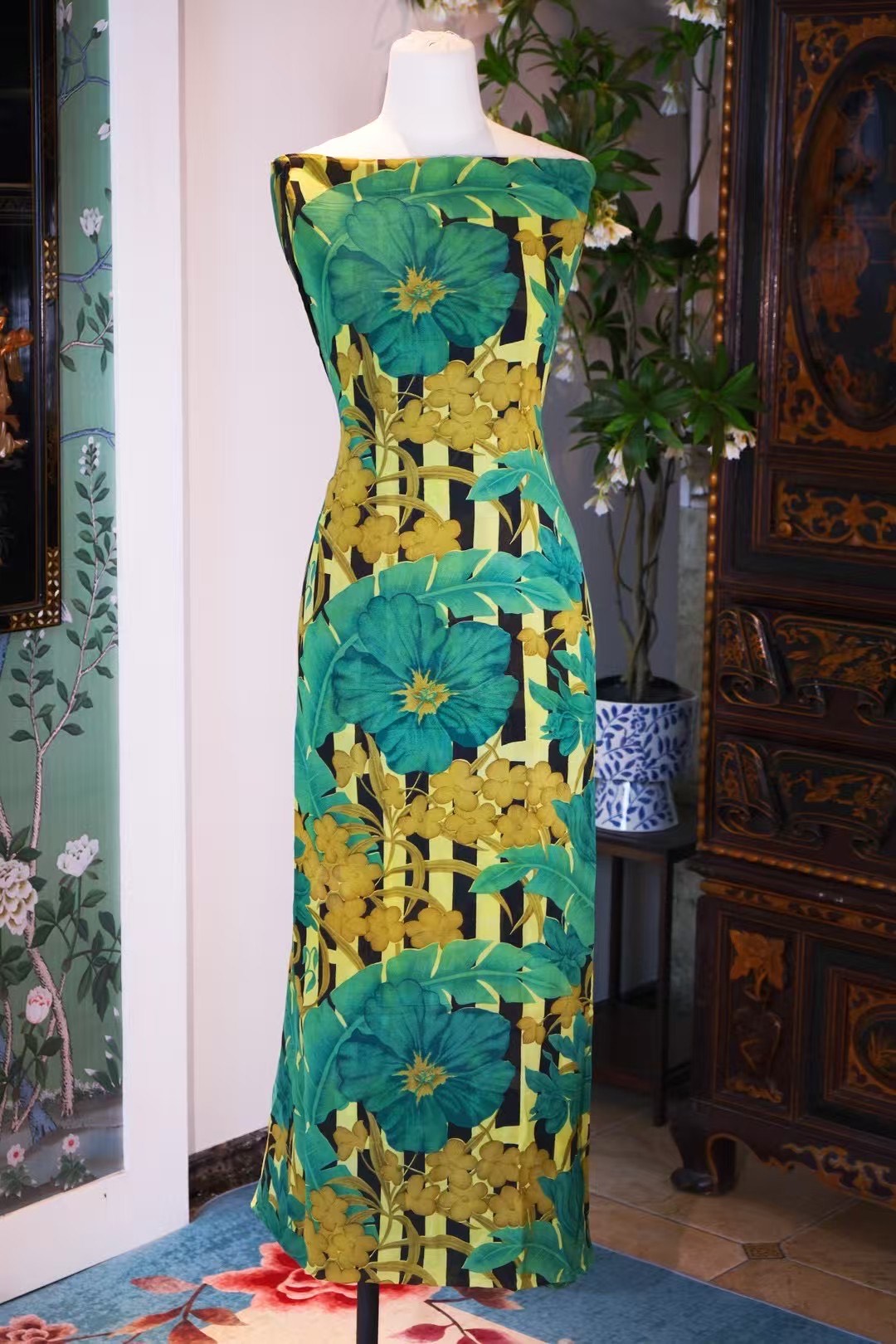 布料名 - 林间幻境：复古黑金条纹与热带碧玺繁花真丝绸缎 | Fabric Name - The Emerald Forest Mirage: Vintage Black & Gold Stripes with Tropical Tourmaline Floral Silk