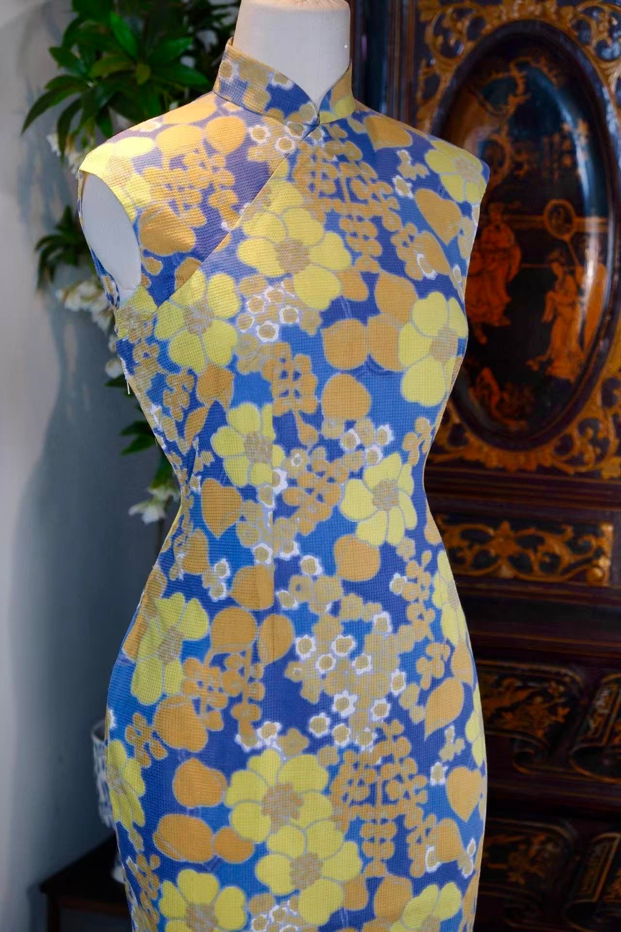 60年代 - 六零风华：香江蓝黄印花古董旗袍 | 1960s - 1960s Hong Kong Elegance: Blue and Yellow Printed Antique Qipao