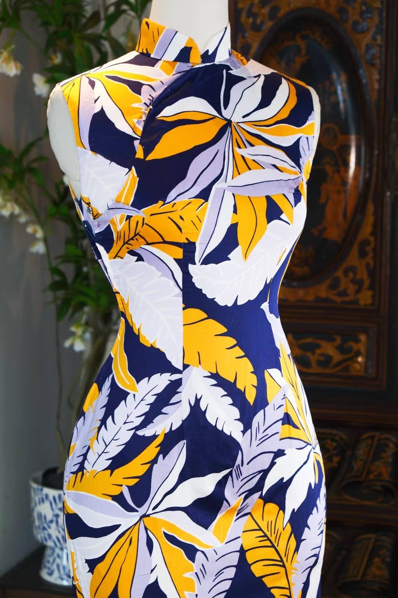 60年代 - 热带诗学·六十年代香港靛蓝纯棉Art Deco南洋叶片古董旗袍 | 1960s - Tropical Poetics: A 1960s Hong Kong Vintage Cheongsam in Indigo Cotton with Art Deco Nanyang Leaf Print