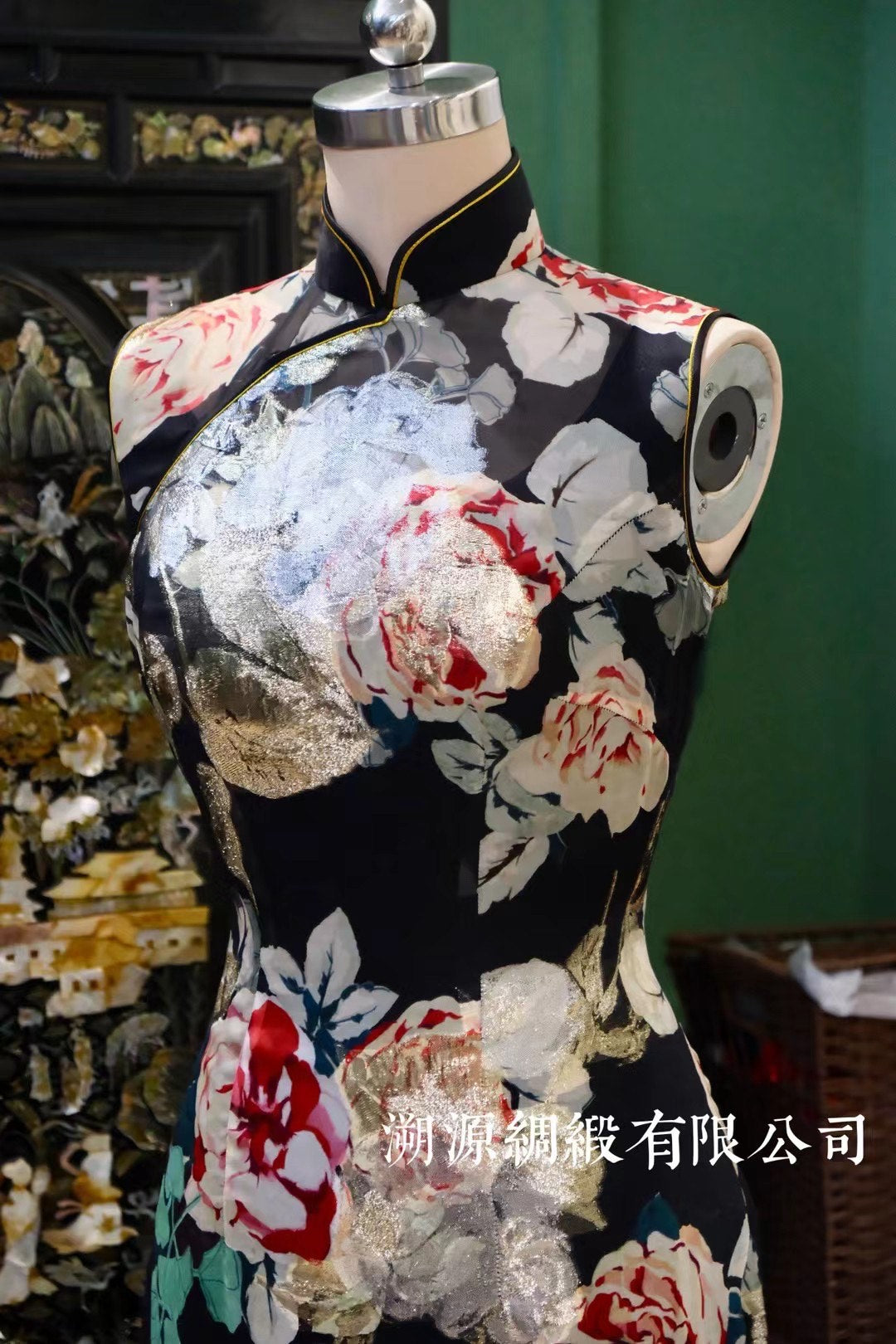 客定结缘 - Ruffo Coli暗夜繁花·鎏金大花卉印染真丝旗袍礼裙 | Customized Design - "Midnight Blooms" - Gilded Grand Floral Print Silk Cheongsam Gown
