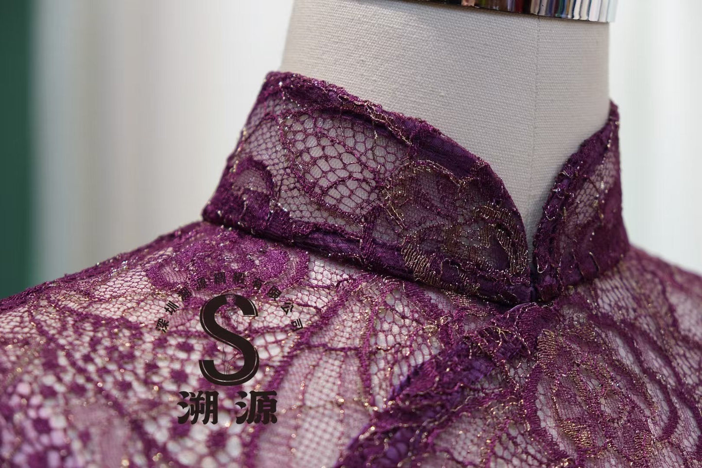 客定结缘 - 奢华高定·手工金线刺绣蕾丝·紫玫无袖修身旗袍：《暮光玫瑰之恋》| Customized Design - Haute Couture Gold-Thread Embroidered Heavy Lace Sleeveless Qipao: "Twilight Rose Romance"