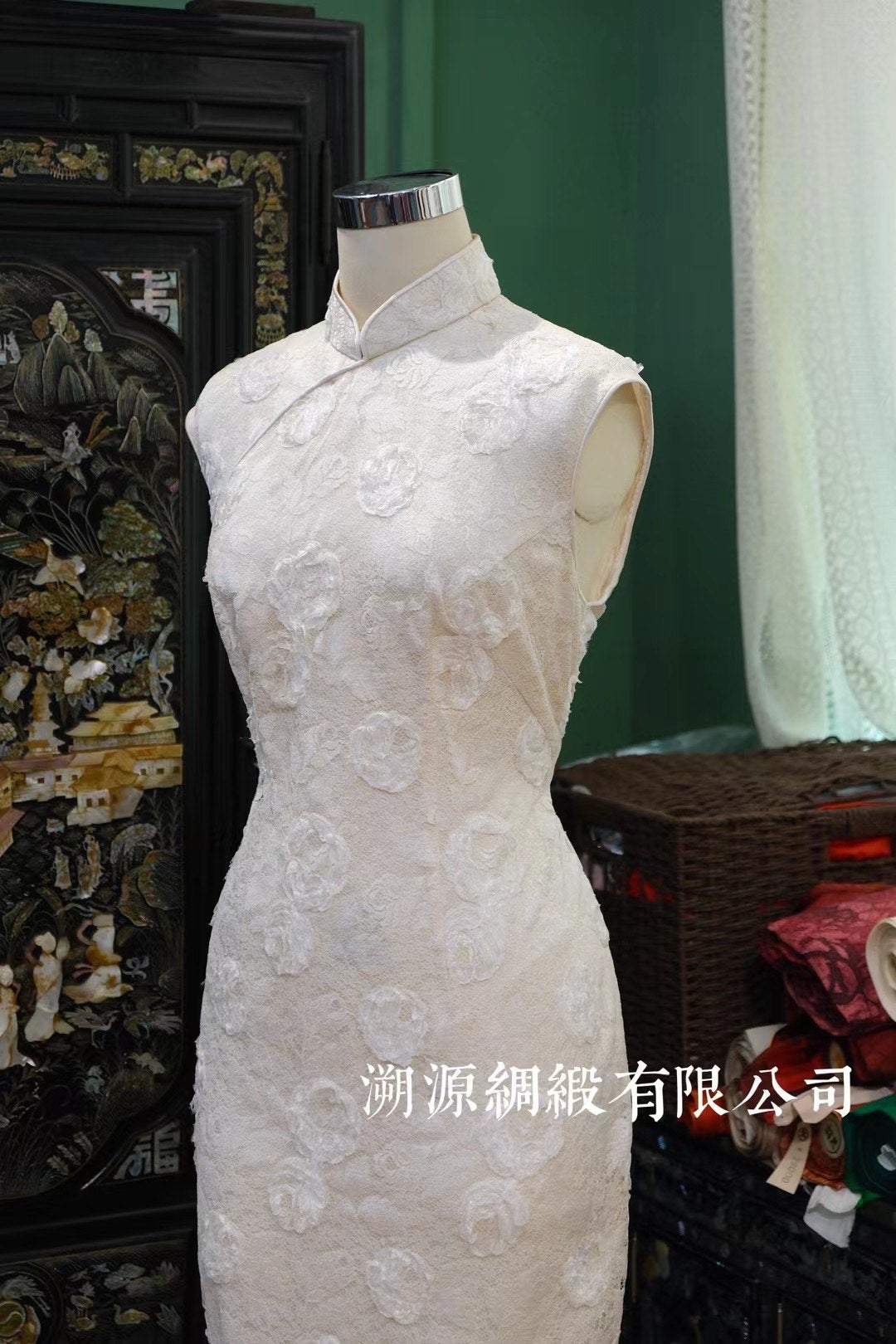 60年代 - 古董级：60年代汉白玉色纯手工立体织花无袖曳地港式旗袍 | 1960s - Antique Collector's Piece: 60s Ivory Handcrafted 3D Floral Lace Sleeveless Maxi Qipao