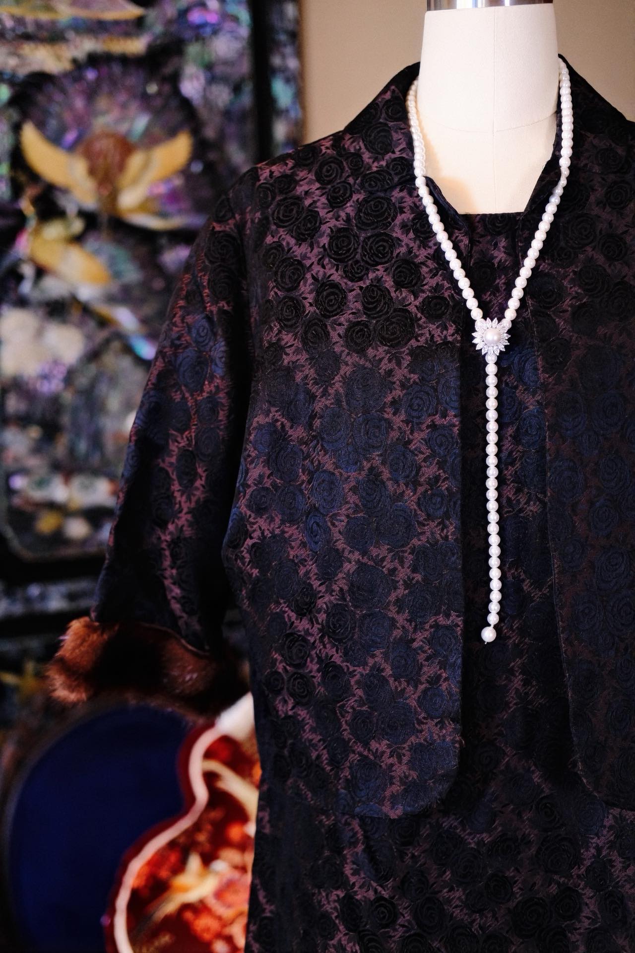 六十年代意式玫瑰提花套装：Woo女士的跨洋优雅史诗 | 1960s Italian Rose Jacquard Dress Set: Ms. Woo’s Transoceanic Epic of Elegance