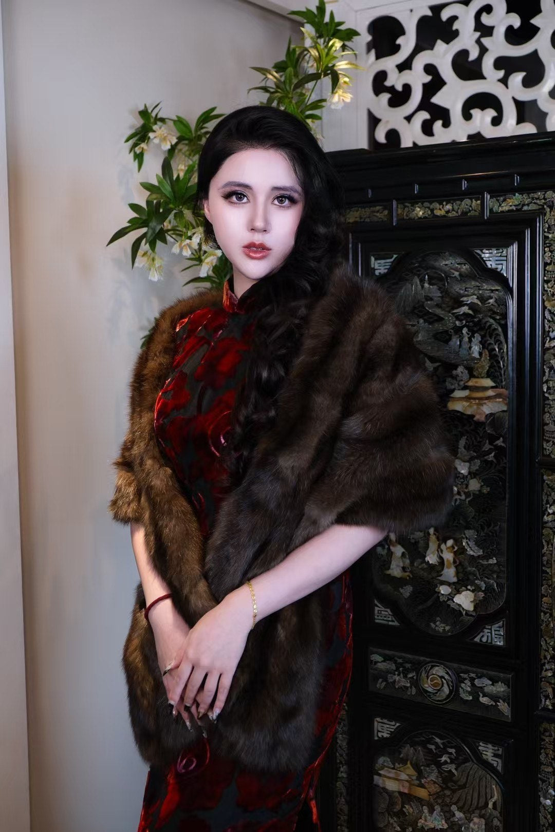 60年代 - 醉心流光：复古丝绒红黑玫瑰暗纹旗袍配奢华皮草披肩 | 1960s - Dazzling Glimmer: Vintage Velvet Red and Black Rose Jacquard Cheongsam with Luxurious Fur Stole