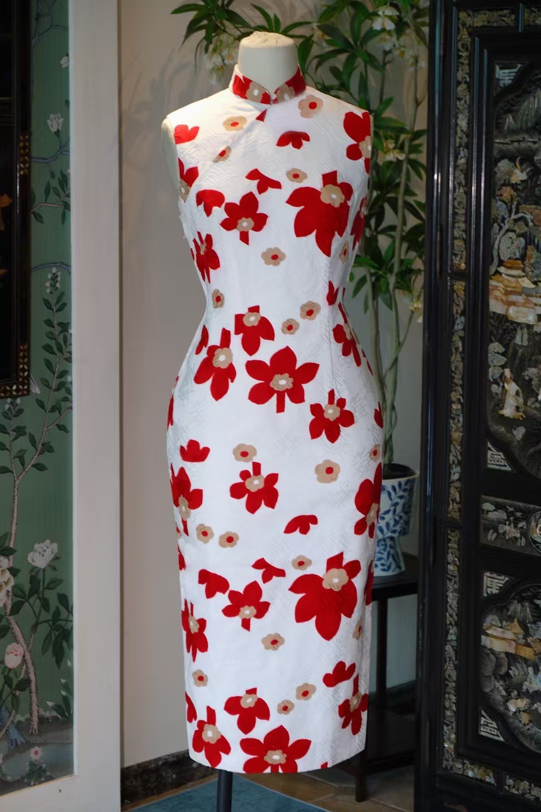 60年代 -《朱砂年华 · 摩登剪影》—— 1960年代东方美韵，白底热烈朱红印花港式古董旗袍 | 1960s - "Cinnabar Bloom · Modern Silhouette" — A 1960s Oriental Charm, White-Base Hot Red Print Hong Kong Vintage Cheongsam