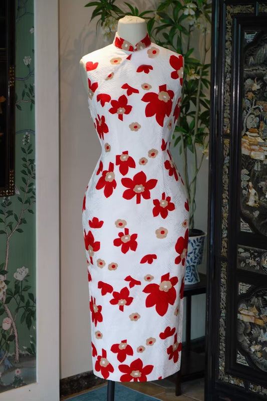 60年代 -《朱砂年华 · 摩登剪影》—— 1960年代东方美韵，白底热烈朱红印花港式古董旗袍 | 1960s - "Cinnabar Bloom · Modern Silhouette" — A 1960s Oriental Charm, White-Base Hot Red Print Hong Kong Vintage Cheongsam