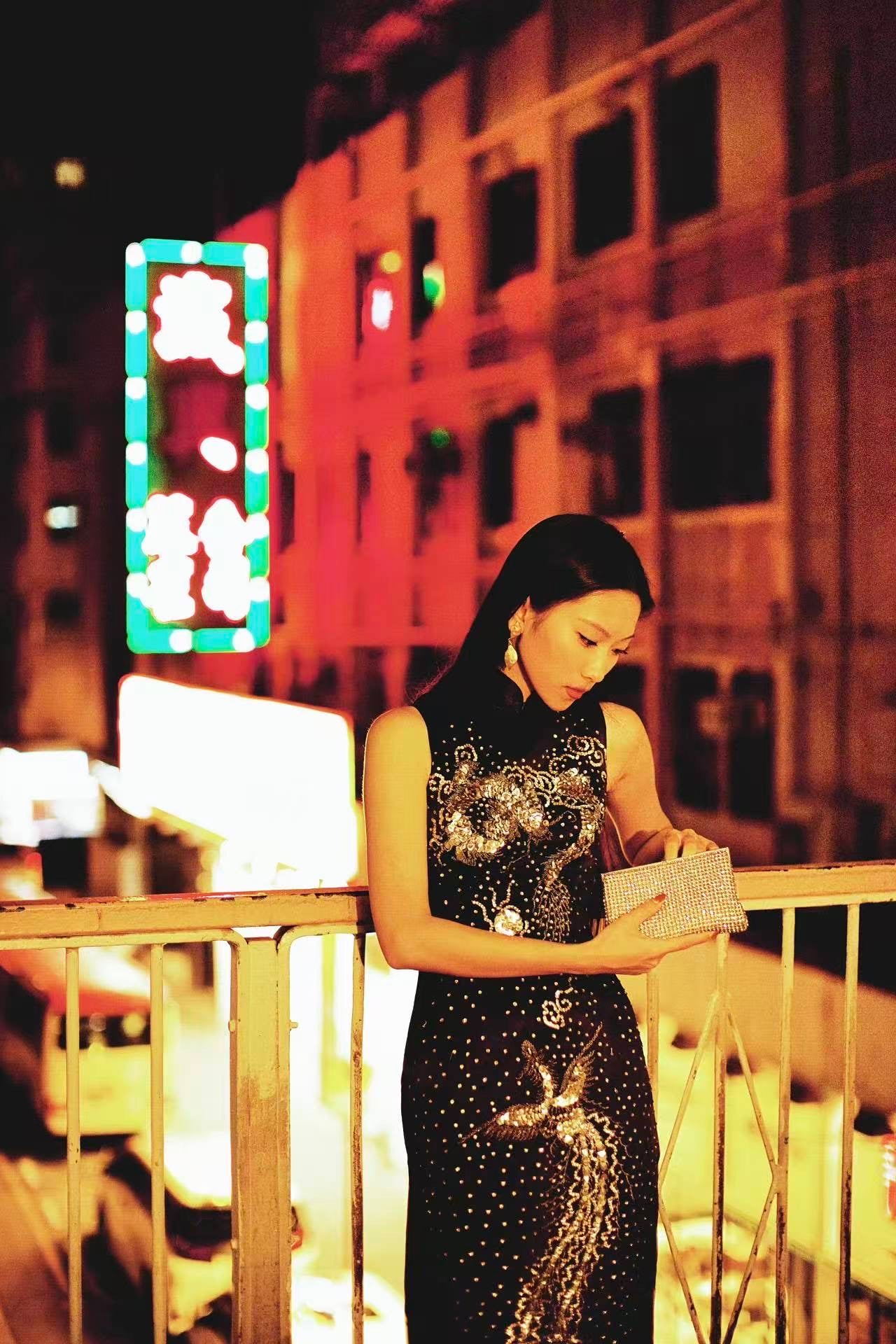 60年代 - 夜霓虹·黑缎银珠潮绣龙凤呈祥古董旗袍 | 1960s - Neon Night: Vintage Cheongsam in Black Satin with Silver Pearl Chao Embroidery of the Dragon & Phoenix