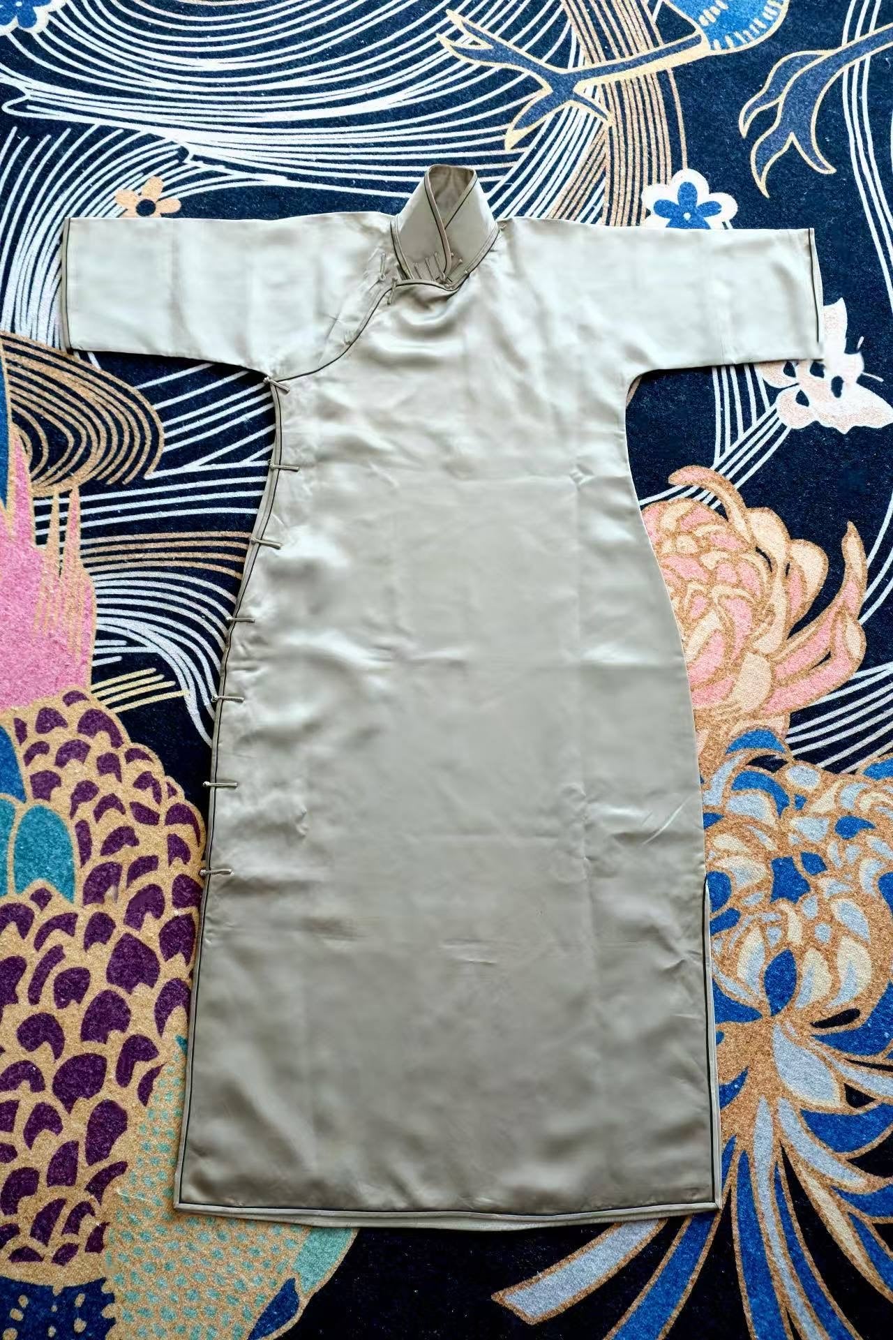 30年代 - 三十年代真丝素缎旗袍：素华流年中的海派风华 | 1930s - 1930s Plain Silk Satin Qipao: Shanghai Elegance in the River of Time