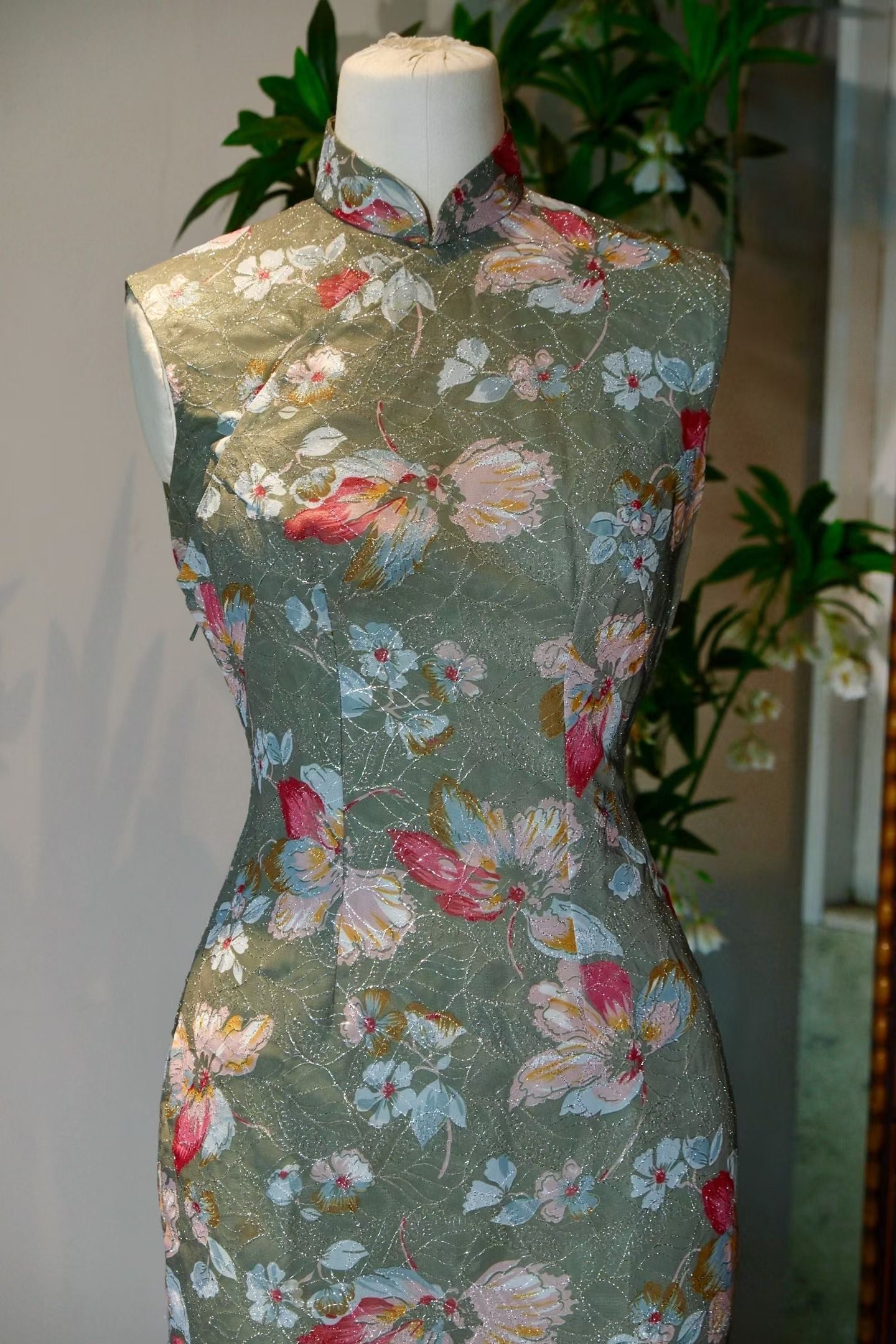 60年代 - 碧纱银叶映香江：六十年代香港织银旗袍的艺术与风华 | 1960s - Silver Filigree on Emerald Gauze: The Art and Glamour of a 1960s Hong Kong Silver-Woven Qipao