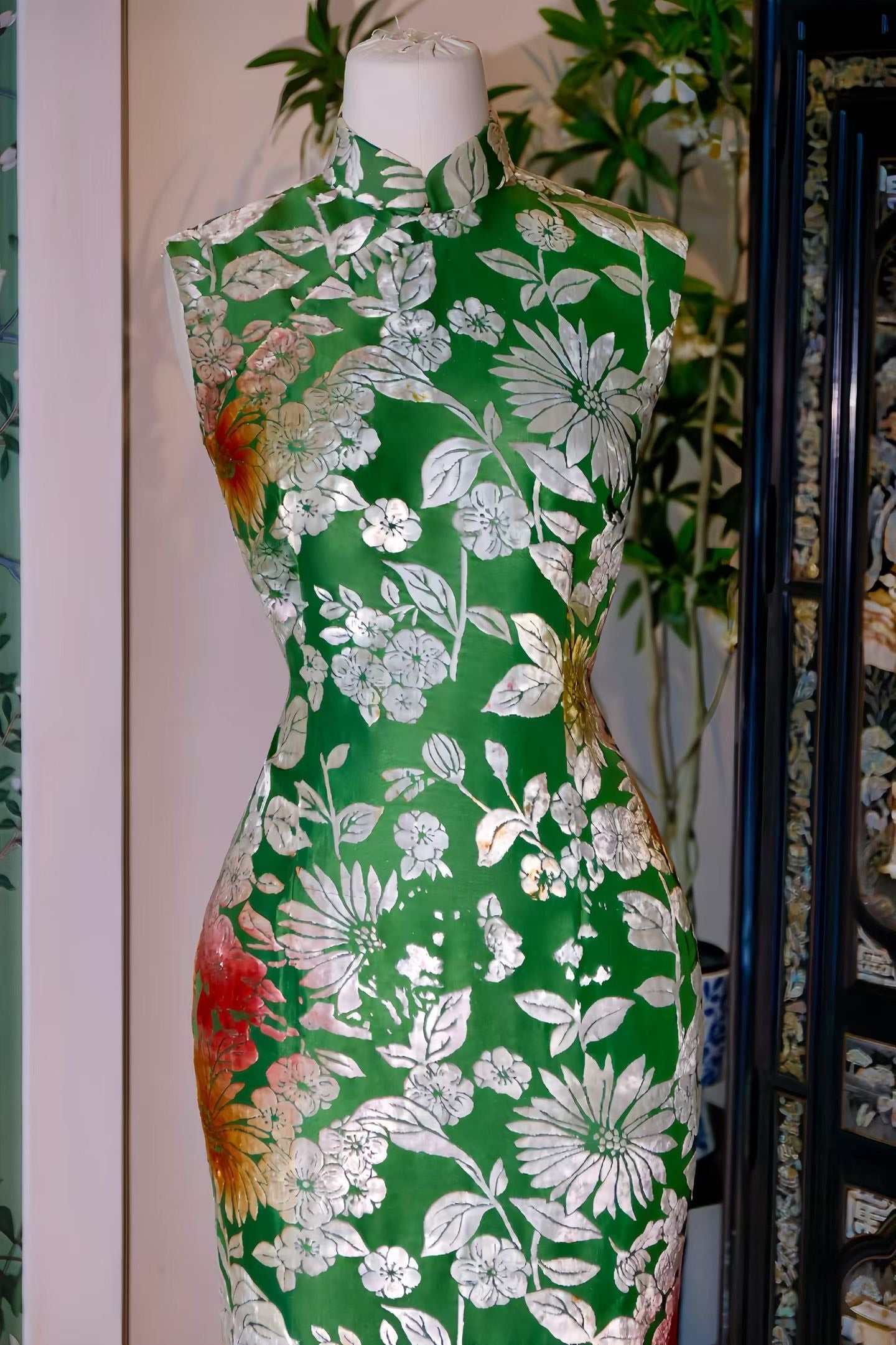 60年代 - 碧潭流光・银白菊花烧花丝绒晕染・《赎罪》美学古董港式旗袍 / 1960s - Jade Pond Shimmer: Silver Chrysanthemum Burnout Velvet Ombré Vintage Hong Kong Qipao