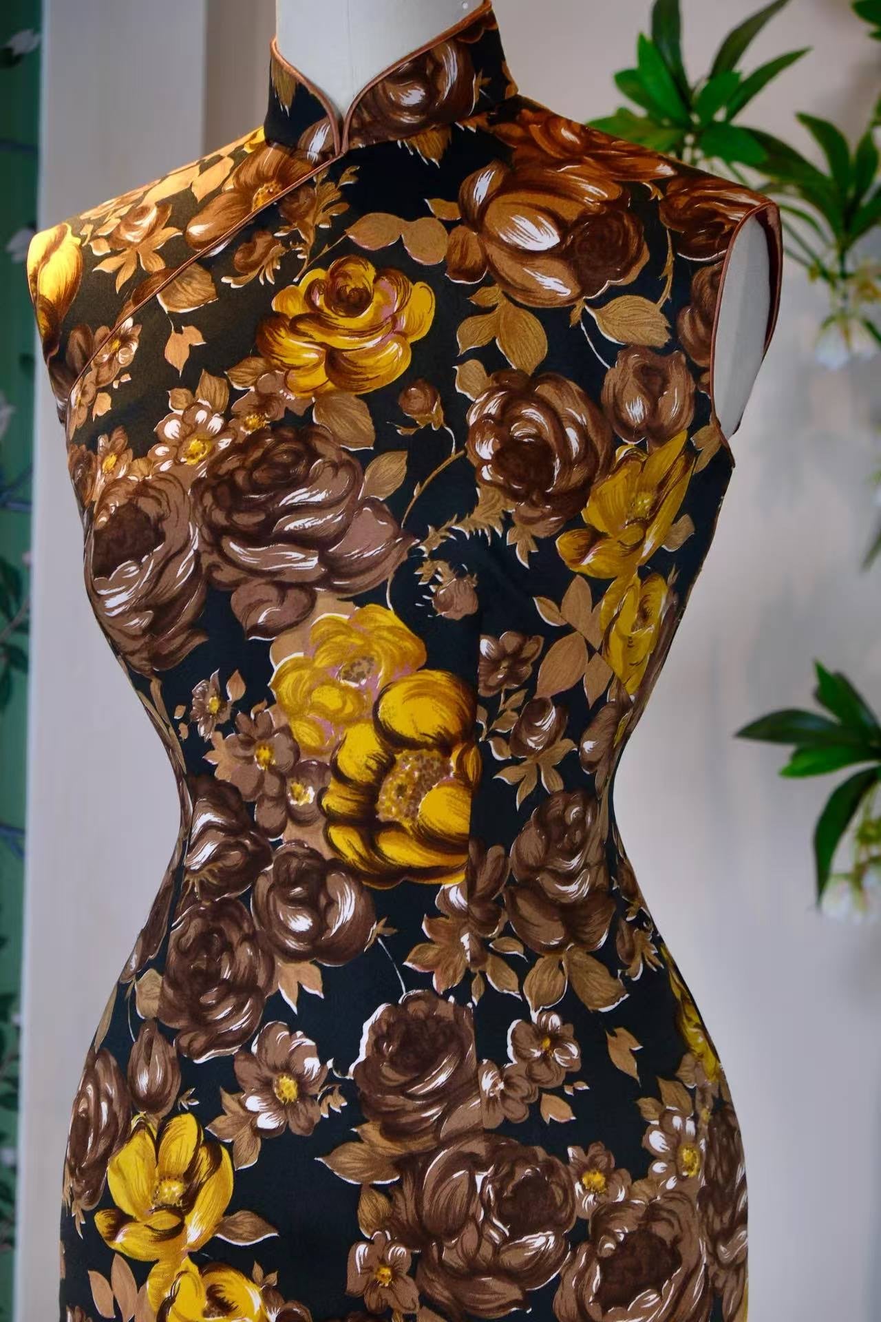 60年代 - 无袖线香绲油画印花古董香港旗袍：当油画花卉邂逅香港旧梦 | 1960s - Oil Paint Blossoms Meet Hong Kong's Old Dreams: A Vintage Hong Kong Sleeveless Cheongsam with Oil-Paint Print and Fine Piping