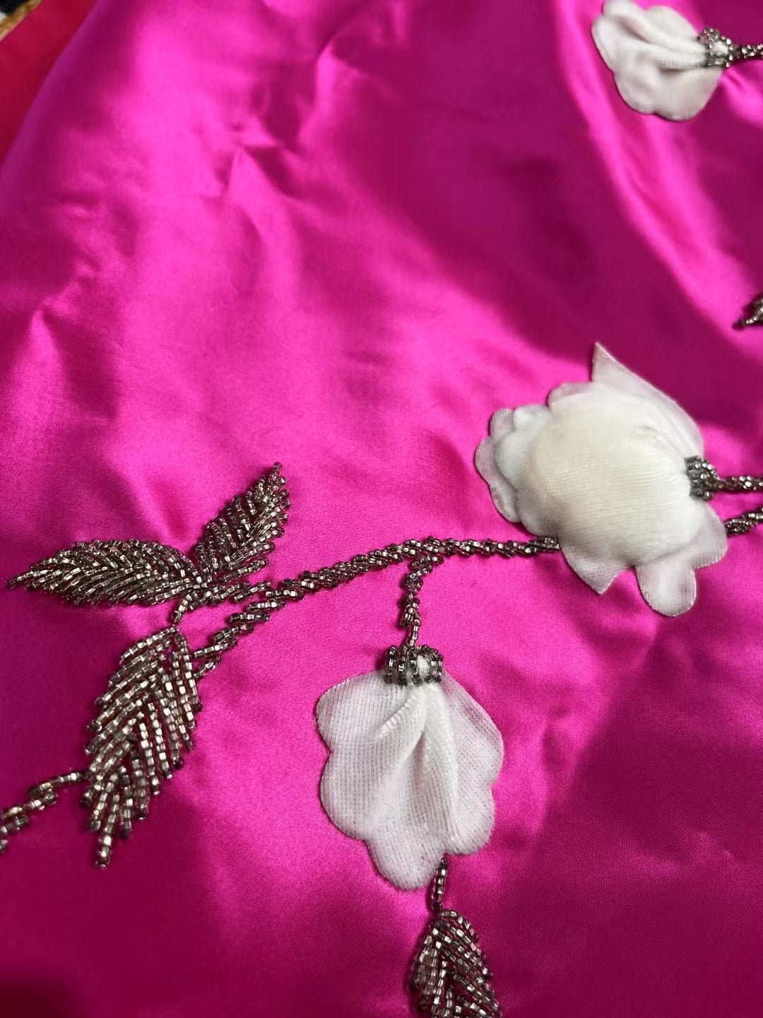 60年代 - 《玫瑰缎影：珠绣海棠醉流年》| 1960s -  "The Rosy Satin Dream: Beaded Begonia Cheongsam"