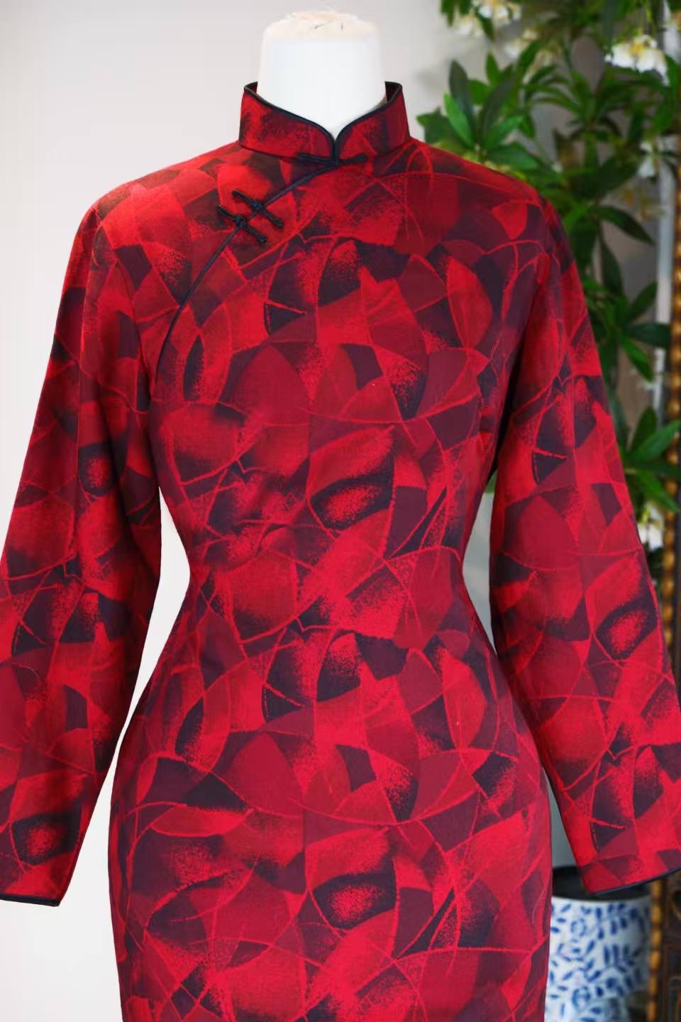 60年代 - 香江旧梦·红黑鎏金ArtDeco几何纹古董旗袍 | 1960s - Lingering Hong Kong Dream: Vintage Cheongsam with Red-Black Gilded Art Deco Geometric Pattern