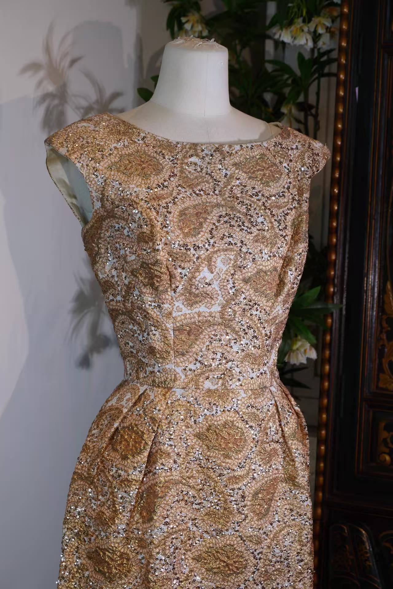 Vintage钉珠礼服 -《鎏金岁月：六十年代织金钉珠礼服裙考释》 | Vintage Beaded Dress - Gilded Years: An Archaeological Study of a 1960s Gold-Brocade Beaded Gown