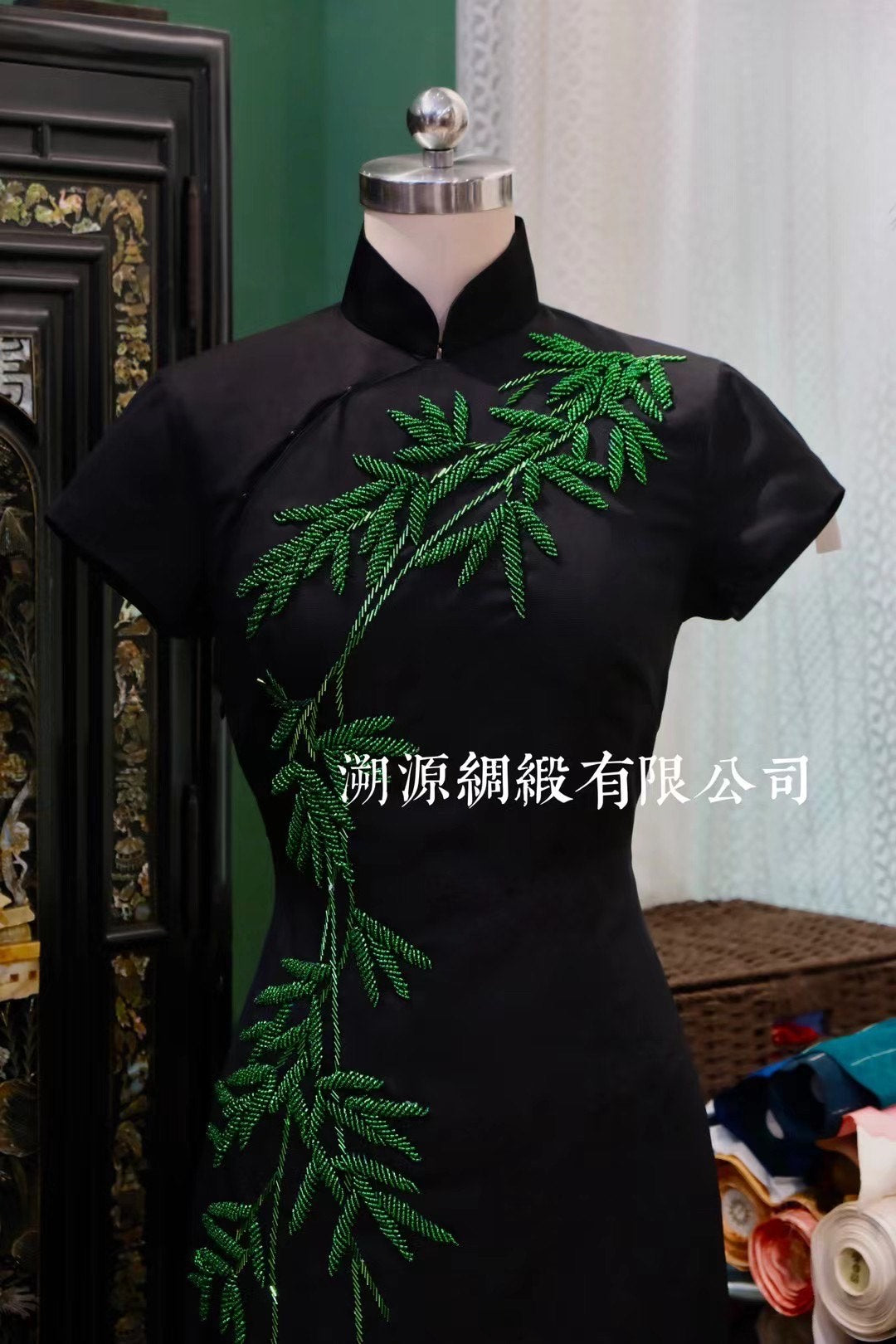 高定成衣 - 【溯源】典藏华服：冰碧寒夜聳，簫韶風晝羅——手工“珠绣翠竹”旗袍 | Luxury Ready-to-Wear (RTW) - 【Sù Yuán】Archival Garment: "Ice Jade Cold Night Peaks, Flute Music Day-Gauze" — Hand-Beaded Bamboo Qipao