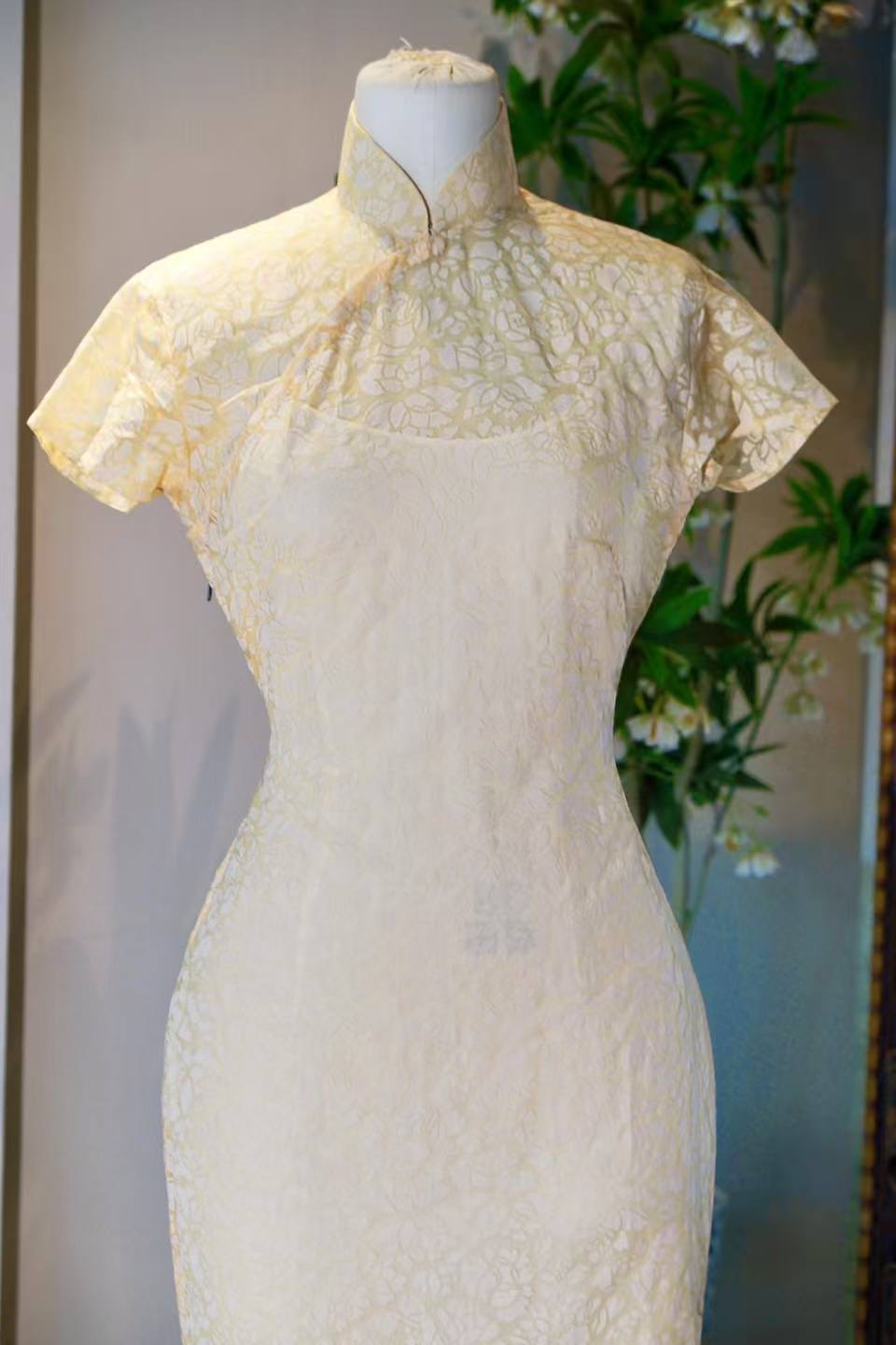 50 年代 - 凝脂映月·工笔写生意境鹅黄薄纱古董旗袍 | 1950s - Frozen Fat Reflecting the Moon: Vintage Goose Yellow Organza Cheongsam with Fine-Brushwork Rose Motif