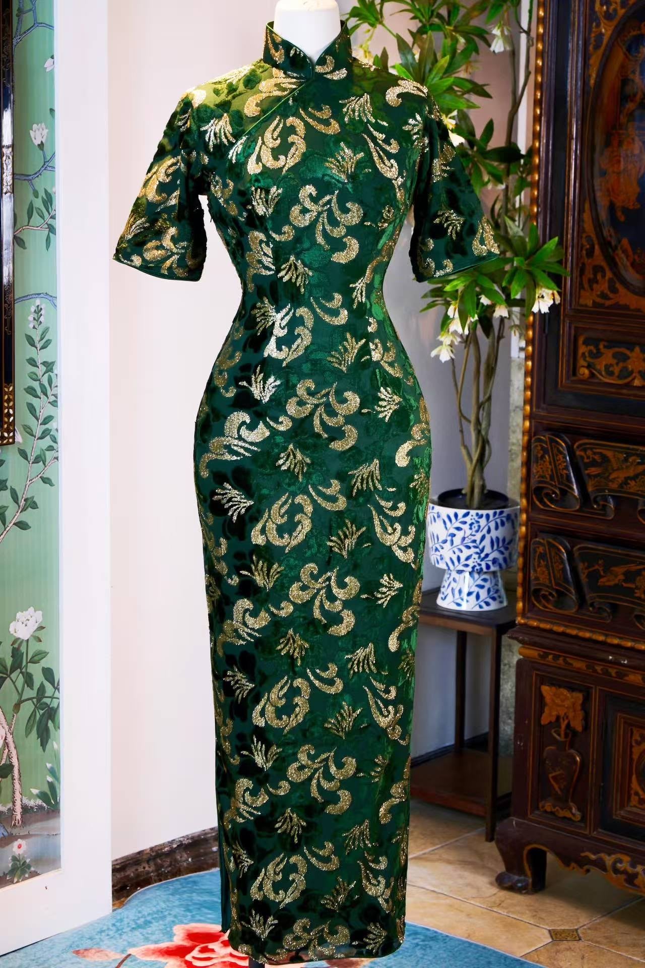 60年代 - 绿金流韵·六十年代香港制意大利织金烧花丝绒线香绲古董旗袍 | 1960s - Flowing Emerald & Gold: A 1960s Hong Kong Vintage Italian Devoré Gold Brocade Velvet Cheongsam with Incense-Stick Piping