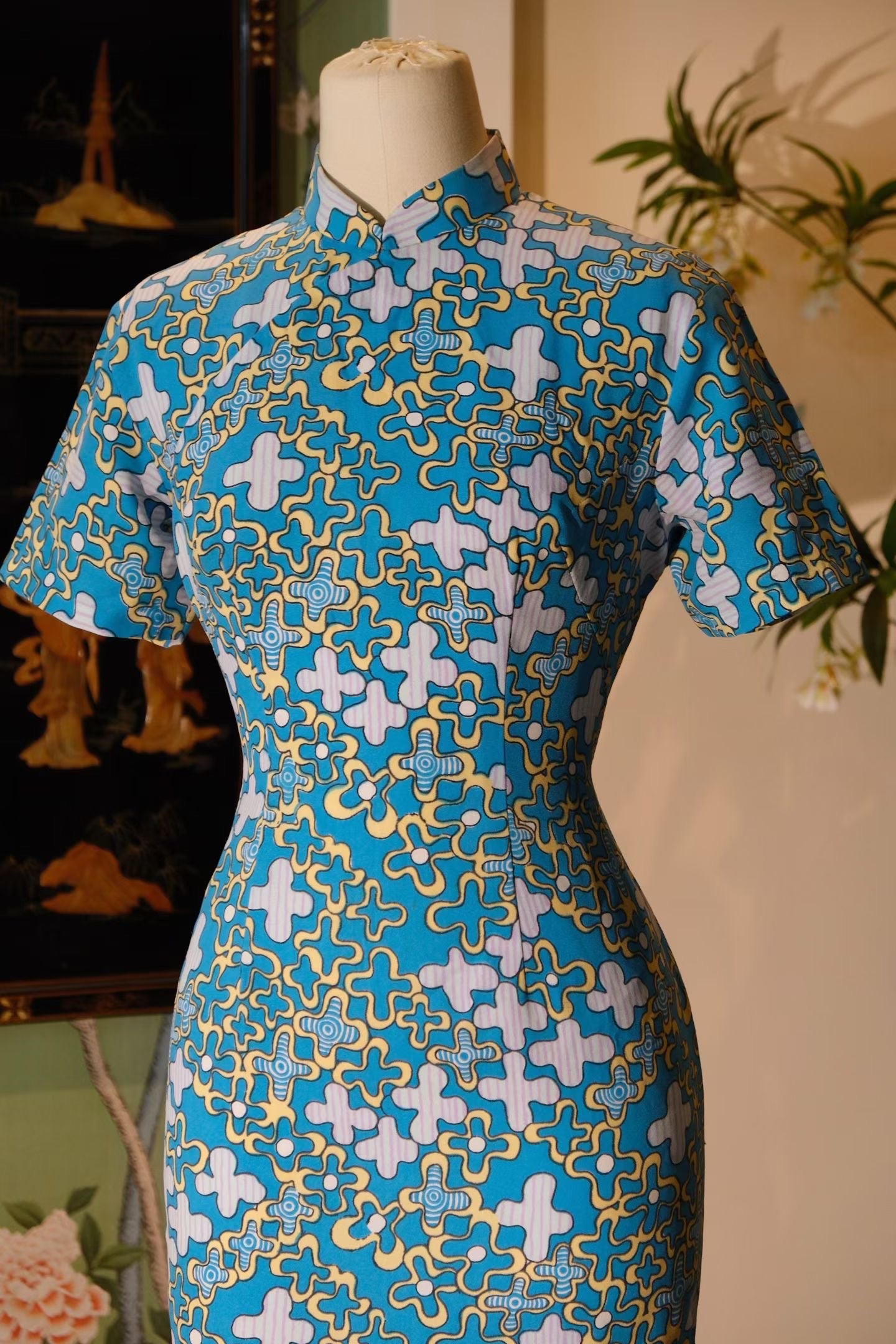 60年代 - 「天青波普」：一九六零年代几何十字云纹古董台湾旗袍（东方波普美学）/ 1960s - "Azure Pop Art": A 1960s Taiwanese Vintage Qipao with Geometric Cross and Cloud Motifs (Aesthetic of Oriental Pop)