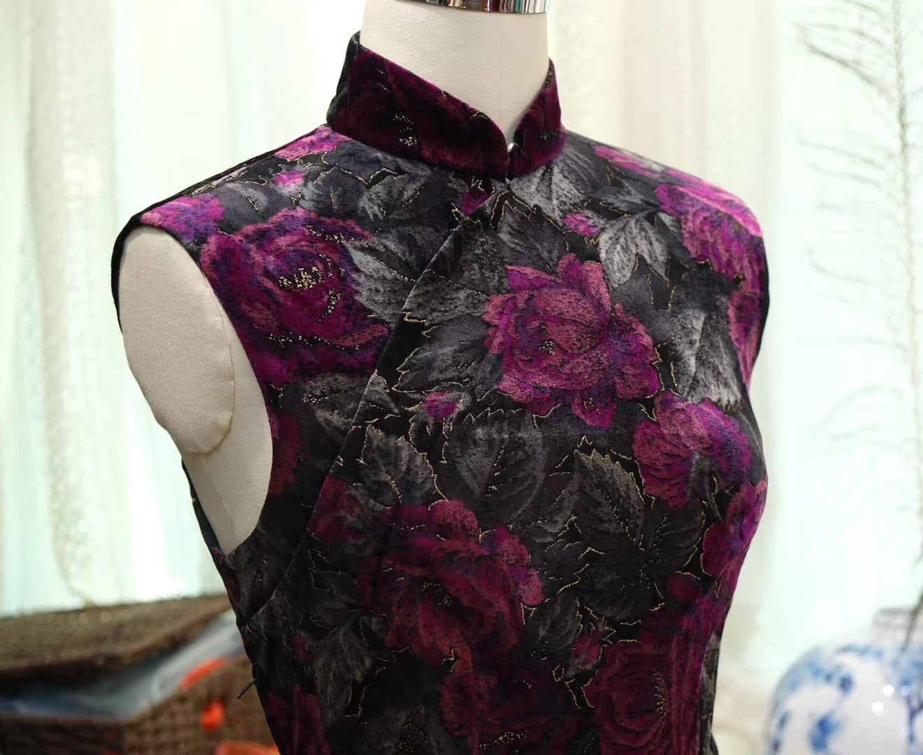 60年代 - 老上海风情：紫黑撞色丝绒浮雕金丝玫瑰无袖古董旗袍 | 1960s - Old Shanghai Opulence: Plum & Black Contrasting Velvet Gold-Thread Raised Rose Sleeveless Vintage Qipao/Cheongsam