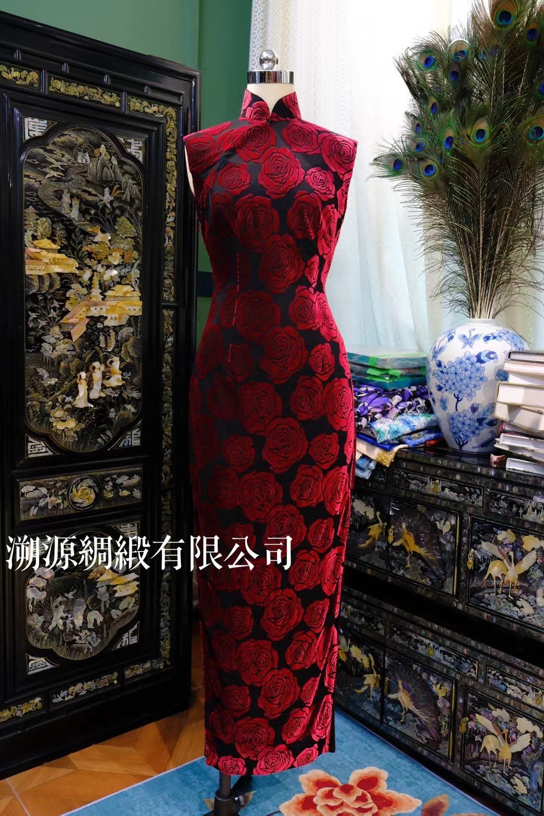 客定结缘 - 暗夜烈焰：红丝绒玫瑰无袖旗袍 | Customized Design - Midnight Inferno: Red Velvet Rose Sleeveless Qipao