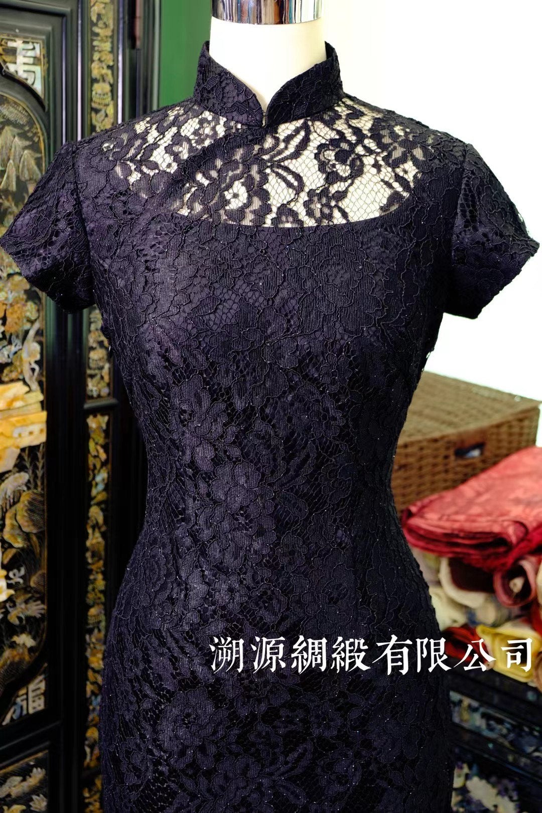 客定结缘 - Maxmara手作法蕾系列·客定挖胸设计·高雅黑色蕾丝·港式修身旗袍 | Customized Design - Handcrafted French Lace Series, Customer-Ordered Cut-out Chest Design, Elegant Black Lace, Hong Kong Style Fitted Qipao