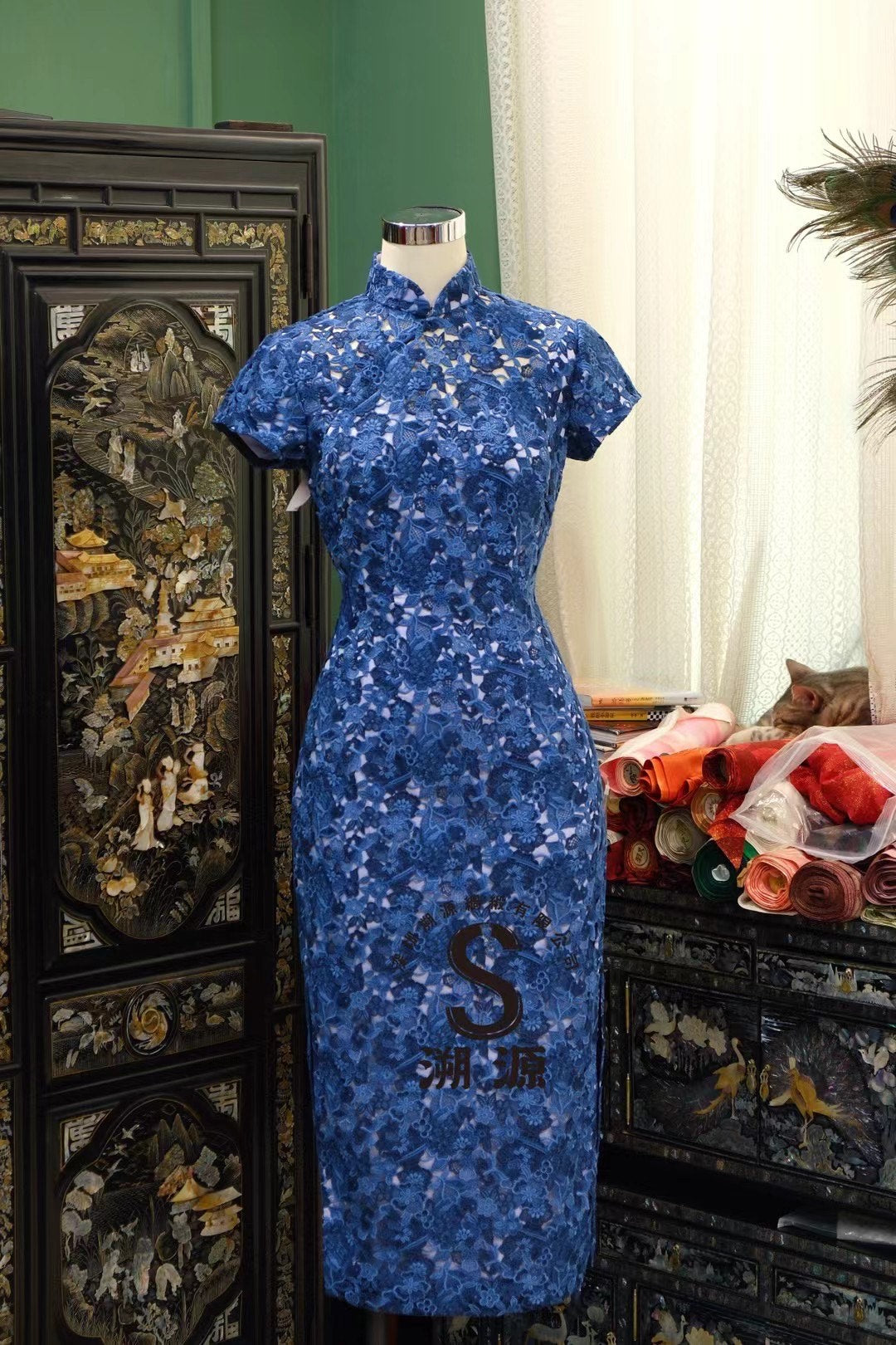 客定结缘 -【Valentino 致敬·午夜幽兰】深海靛蓝刺绣蕾丝旗袍 |  Customized Design - 【Valentino Homage · Midnight Ghost Orchid】Deep Indigo Embroidered Lace Qipao