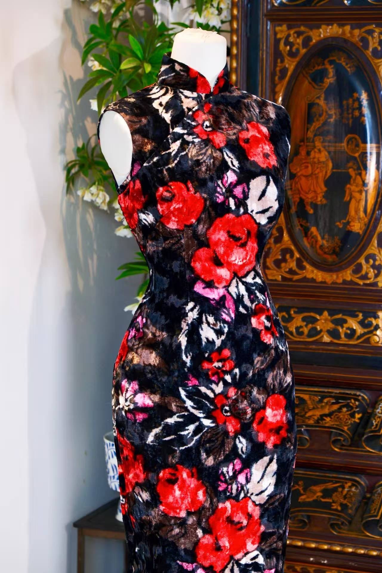 60年代 - 玫瑰金丝绒印花香港古董旗袍 | 1960s - a Vintage Hong Kong Rose-Print Gold Velvet Cheongsam