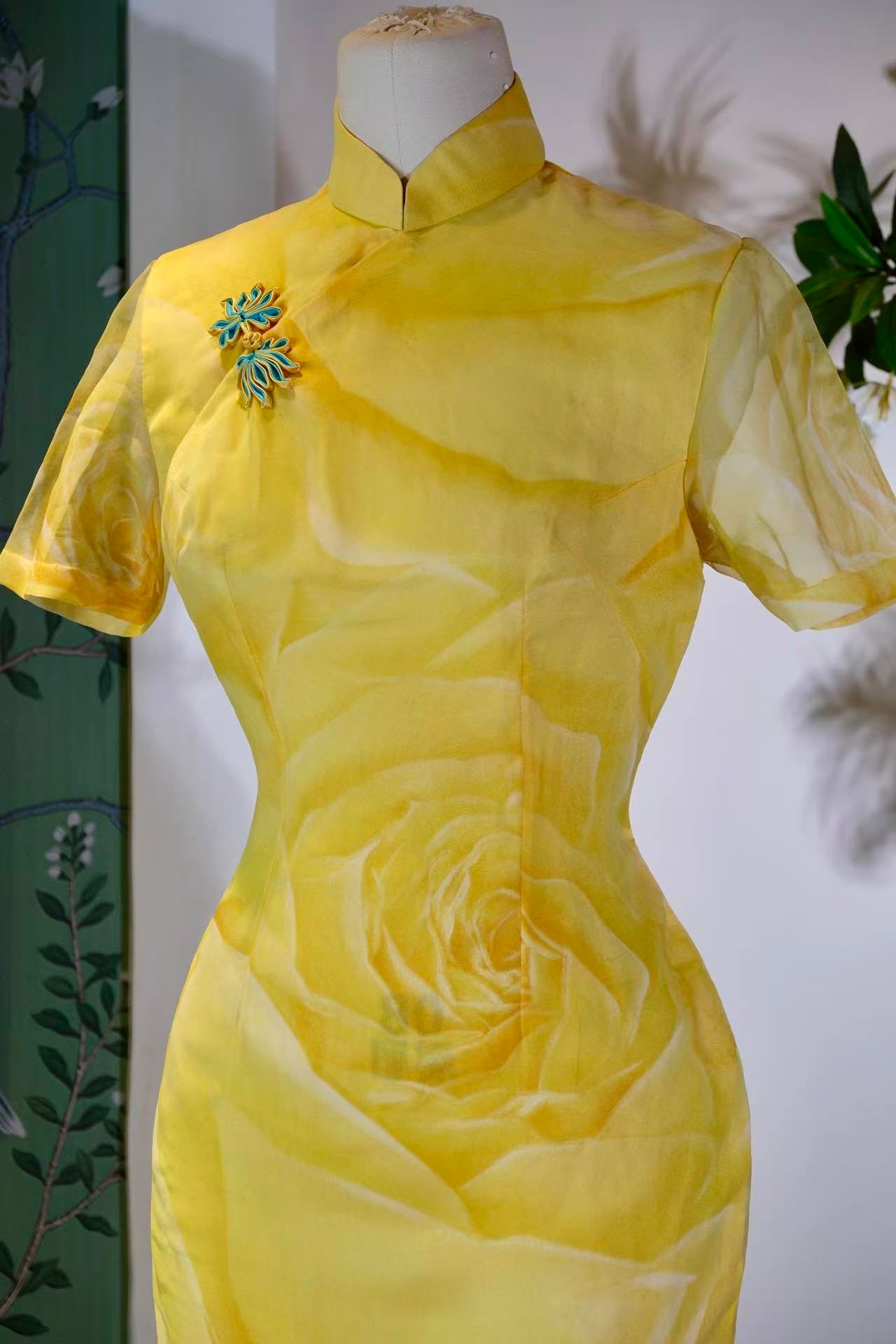 60年代 - 黄玫瑰与薄纱：一件香港古董旗袍的海上花事 | 1960s - Yellow Roses and Chiffon: The "Flower on the Sea" Narrative of a Hong Kong Antique Qipao