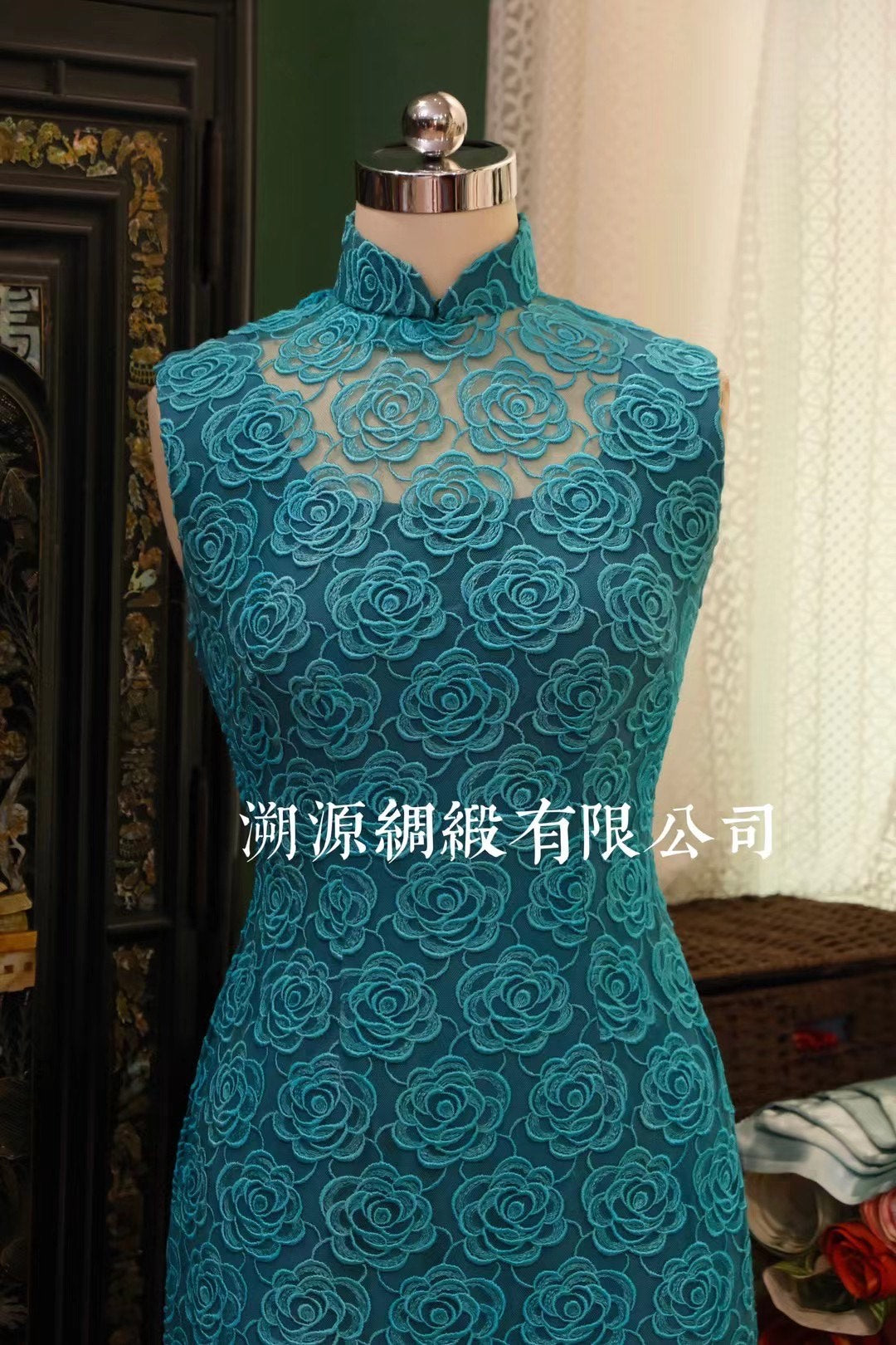 60年代 - 摩登珍藏：湖蓝色玫瑰蕾丝无袖修身旗袍（通体刺绣花卉）| 1960s - Vintage Collection: Teal Blue Rose Embroidered Lace Sleeveless Sheath Qipao