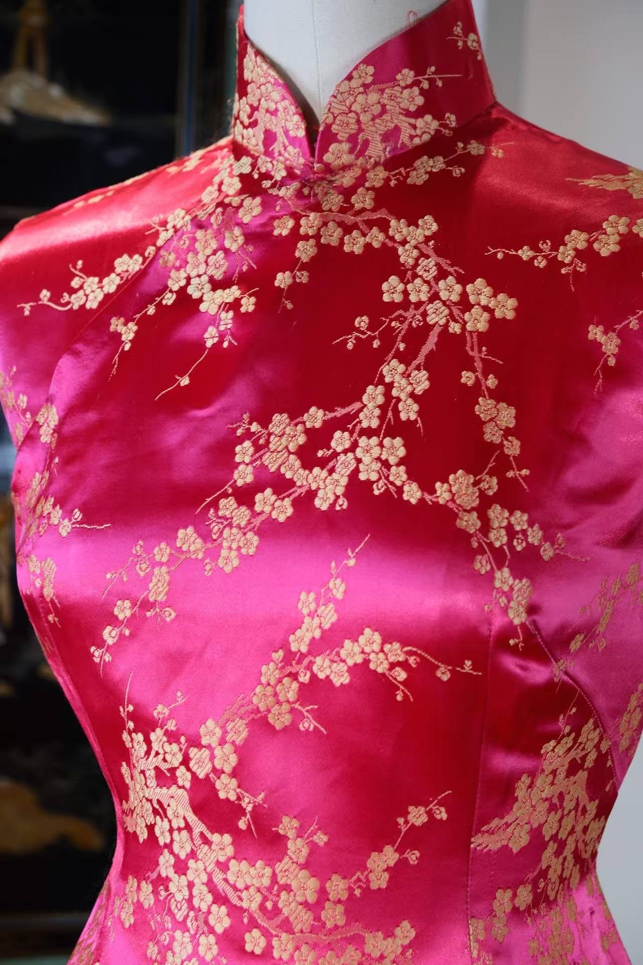 60年代 - 六十年代香港梅花提花缎旗袍：织造经纬间的格调与风骨 | 1960s - 1960s Hong Kong Plum Blossom Jacquard Qipao: A Masterpiece of Woven Poetics