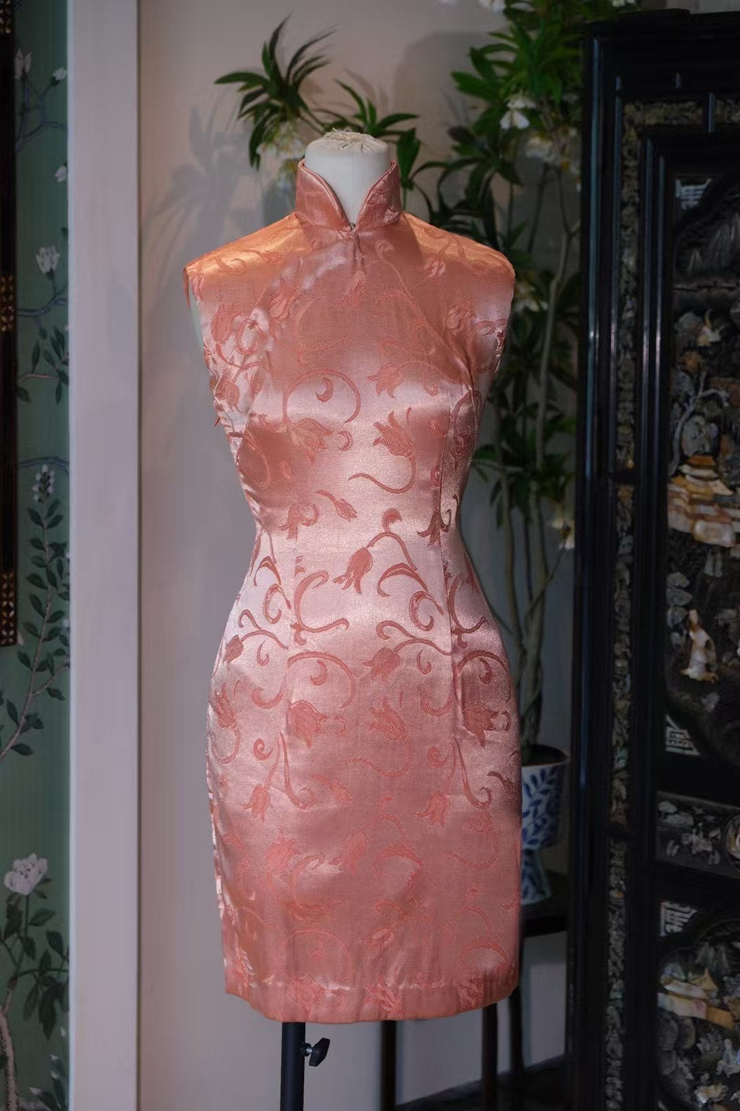 60年代 -《桃夭玉润 · 锦绣年华》—— 华丽光泽，提花暗纹的珊瑚粉无袖短款旗袍 | 1960s- "Peach Blossom Grace · Brocade Bloom Years" — The Lustrous, Jacquard-Woven Coral Pink Sleeveless Short Cheongsam
