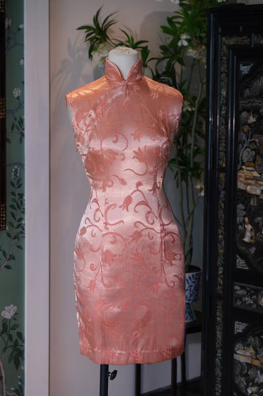 60年代 -《桃夭玉润 · 锦绣年华》—— 华丽光泽，提花暗纹的珊瑚粉无袖短款旗袍 | 1960s- "Peach Blossom Grace · Brocade Bloom Years" — The Lustrous, Jacquard-Woven Coral Pink Sleeveless Short Cheongsam