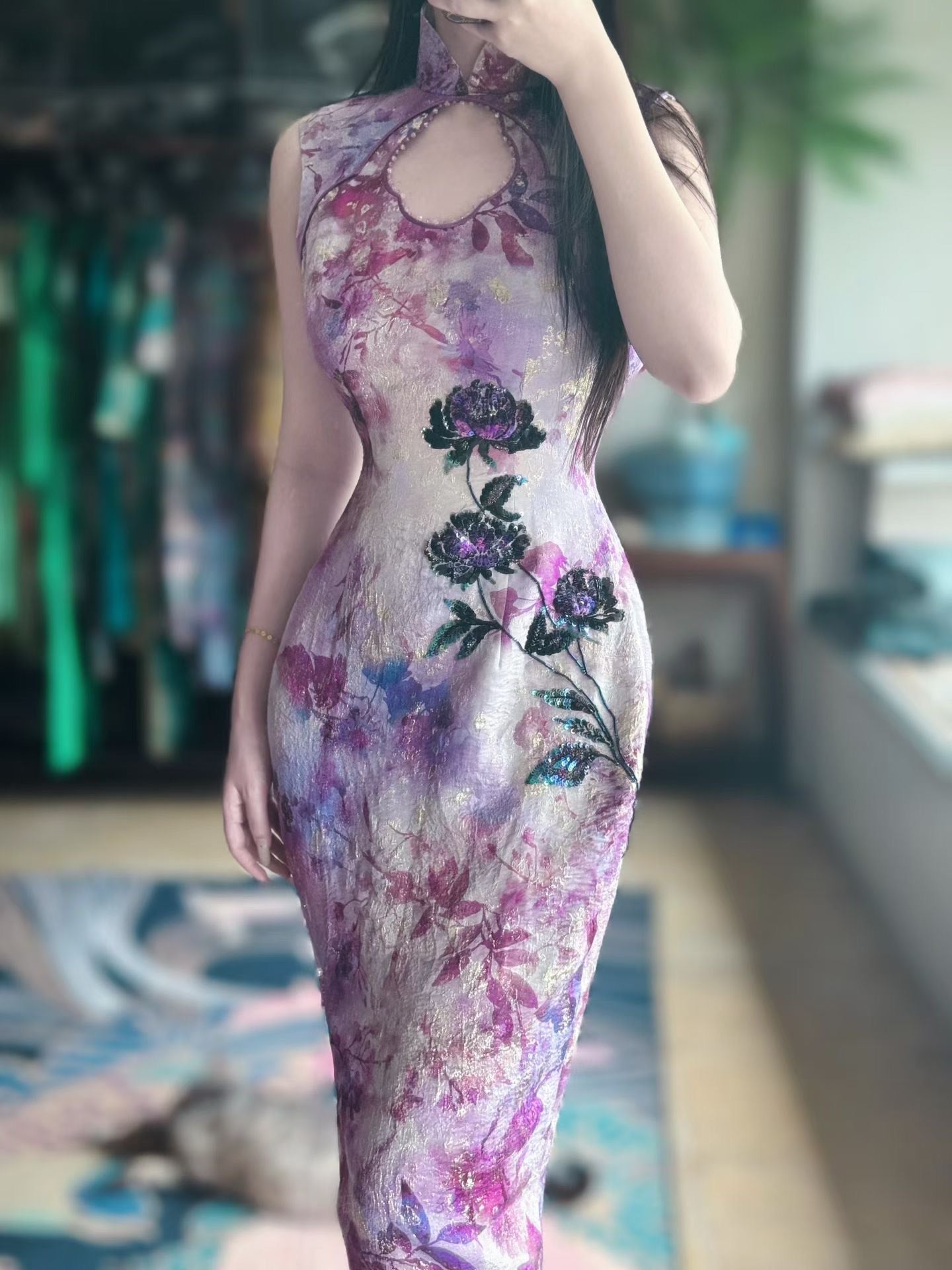 客订结缘 - 紫醉金迷：水墨渲染紫藤花色提花改良旗袍，无袖水滴领口刺绣亮片装饰 / Customized Design - Purple Haze Opulence: Watercolor Wisteria Jacquard Modern Qipao, Sleeveless with Teardrop Cutout and Sequin Embroidery Embellishment