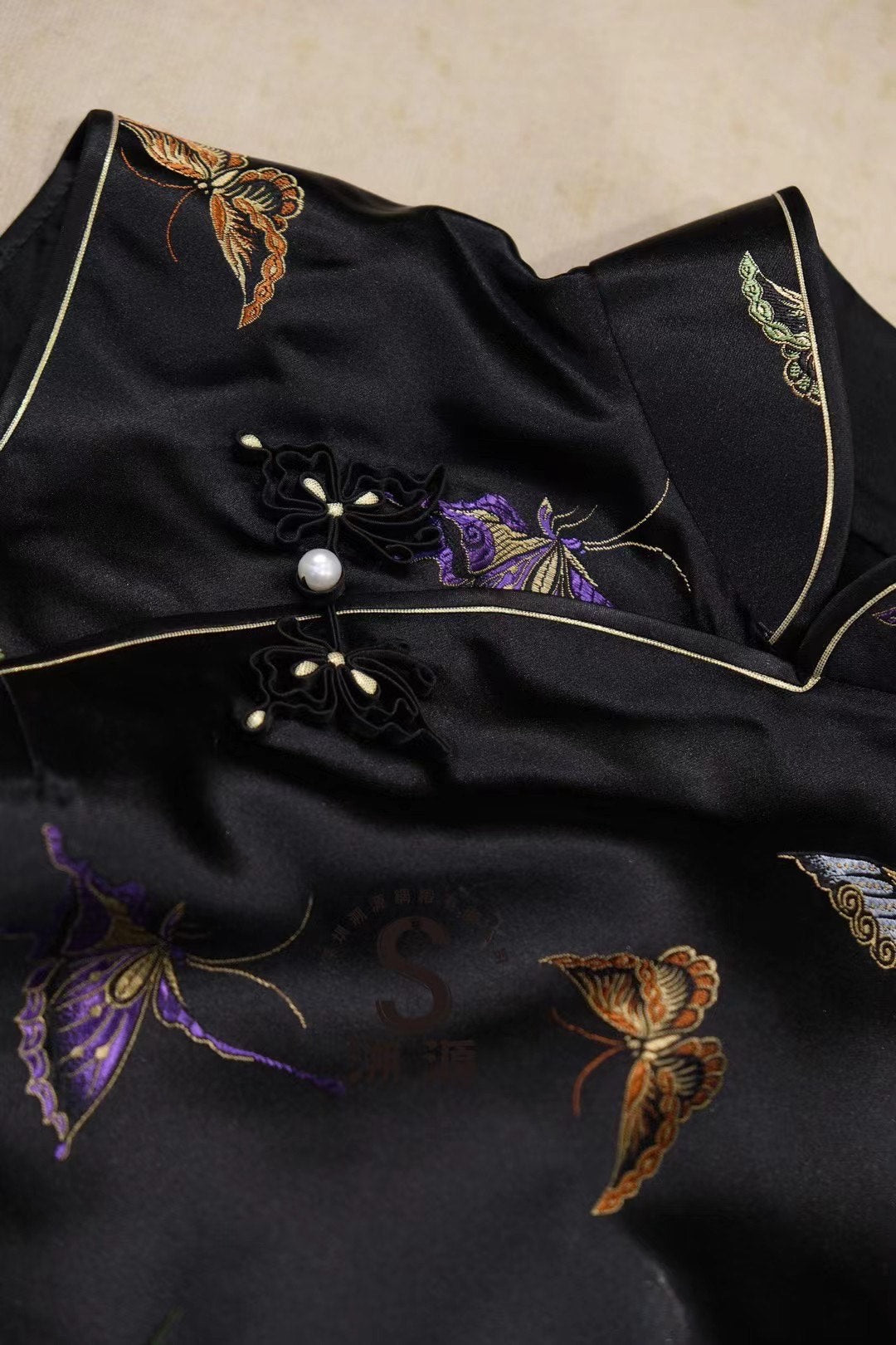 客定结缘 -【Vintage 夜宴霓裳·彩绣蝶舞】珍稀古董料真丝刺绣旗袍 | Customized Design - 【Vintage Midnight Banquet · Embroidered Butterfly Dance】Rare Antique Fabric Silk Qipao